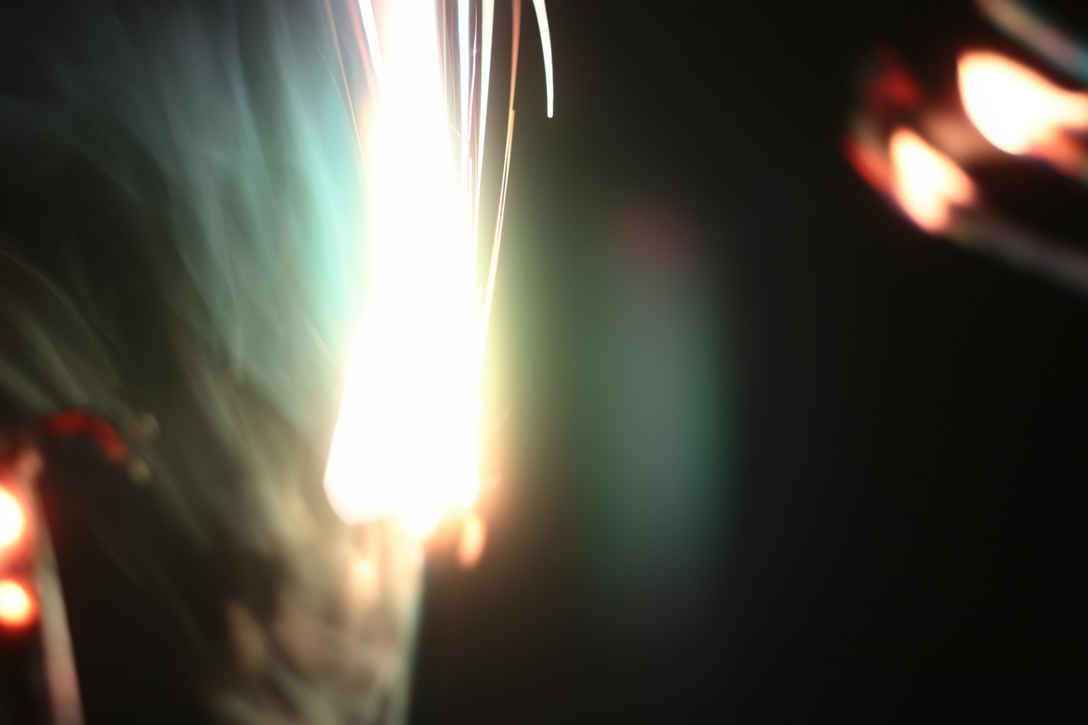 Chispas y movimientos de luz colorida en la oscuridad
