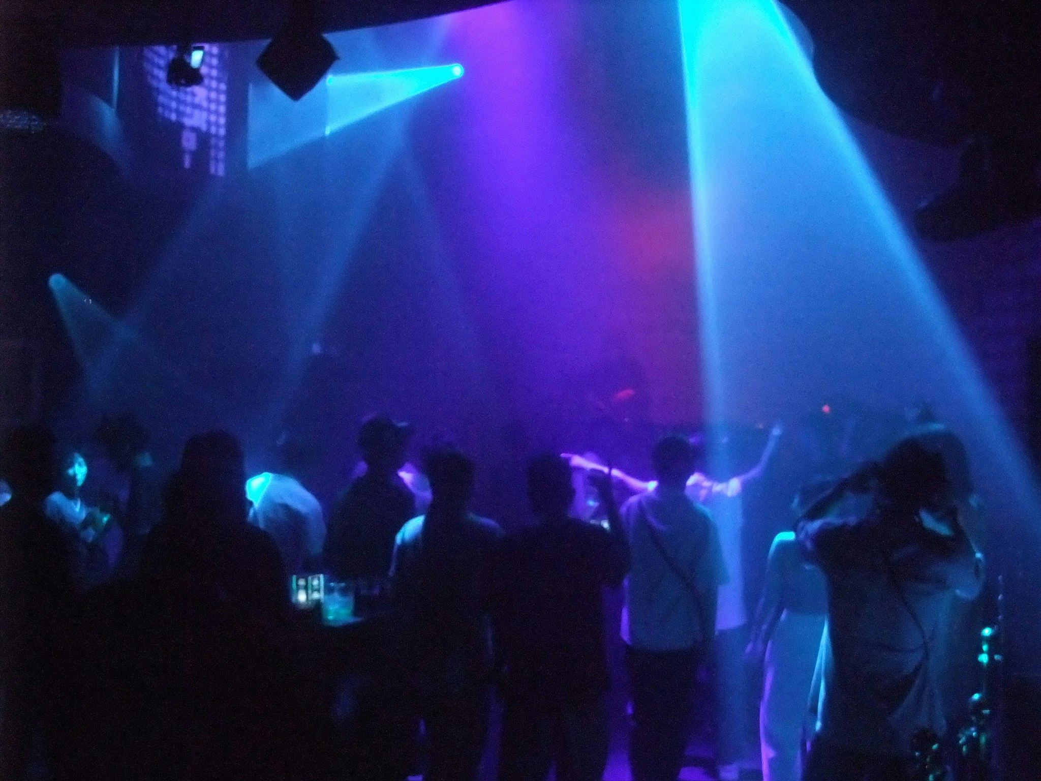 最先端のクラブで照明に照らされたライブパフォーマーの群れ