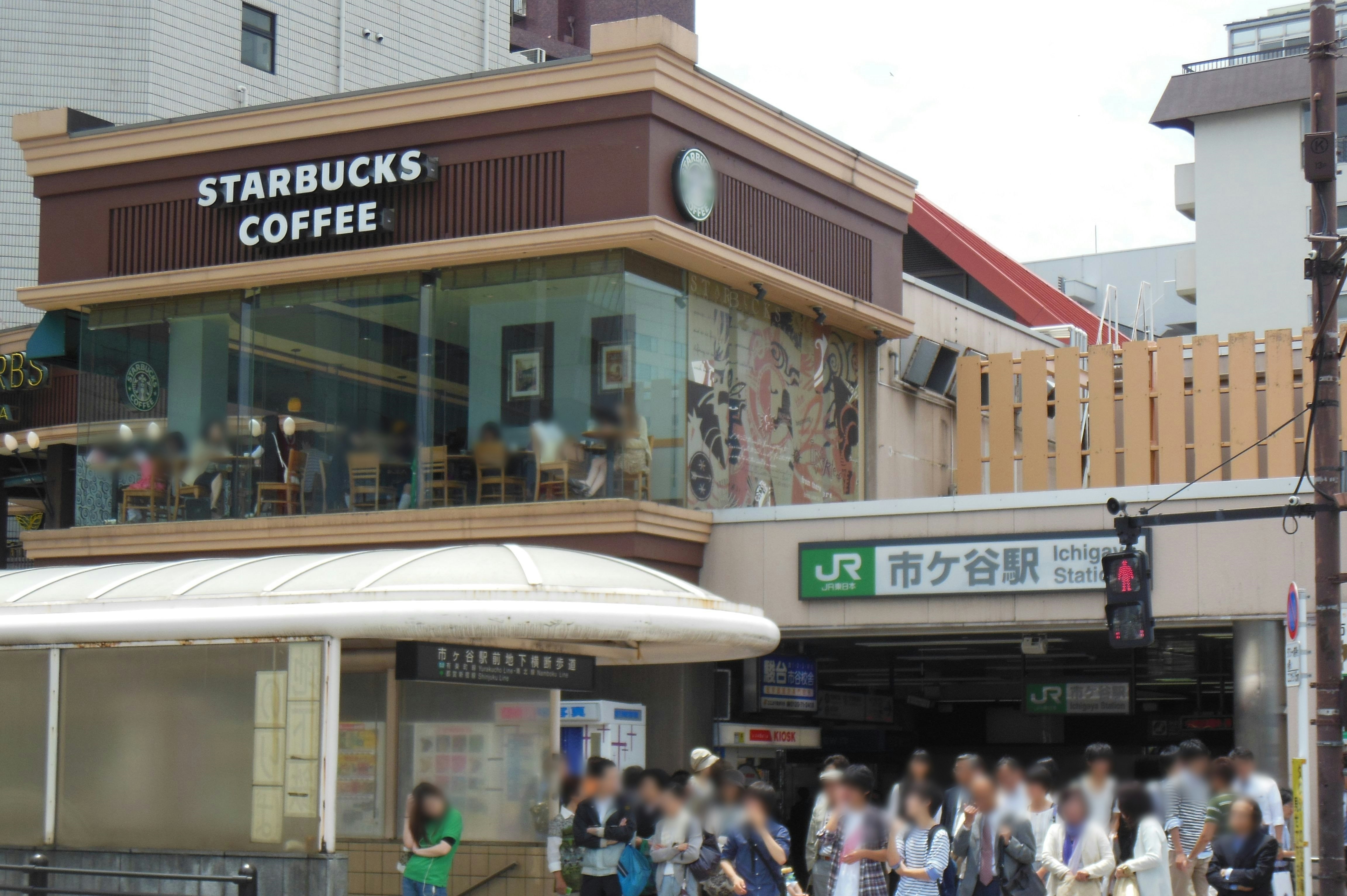 市谷站前的星巴克門市與行人街景