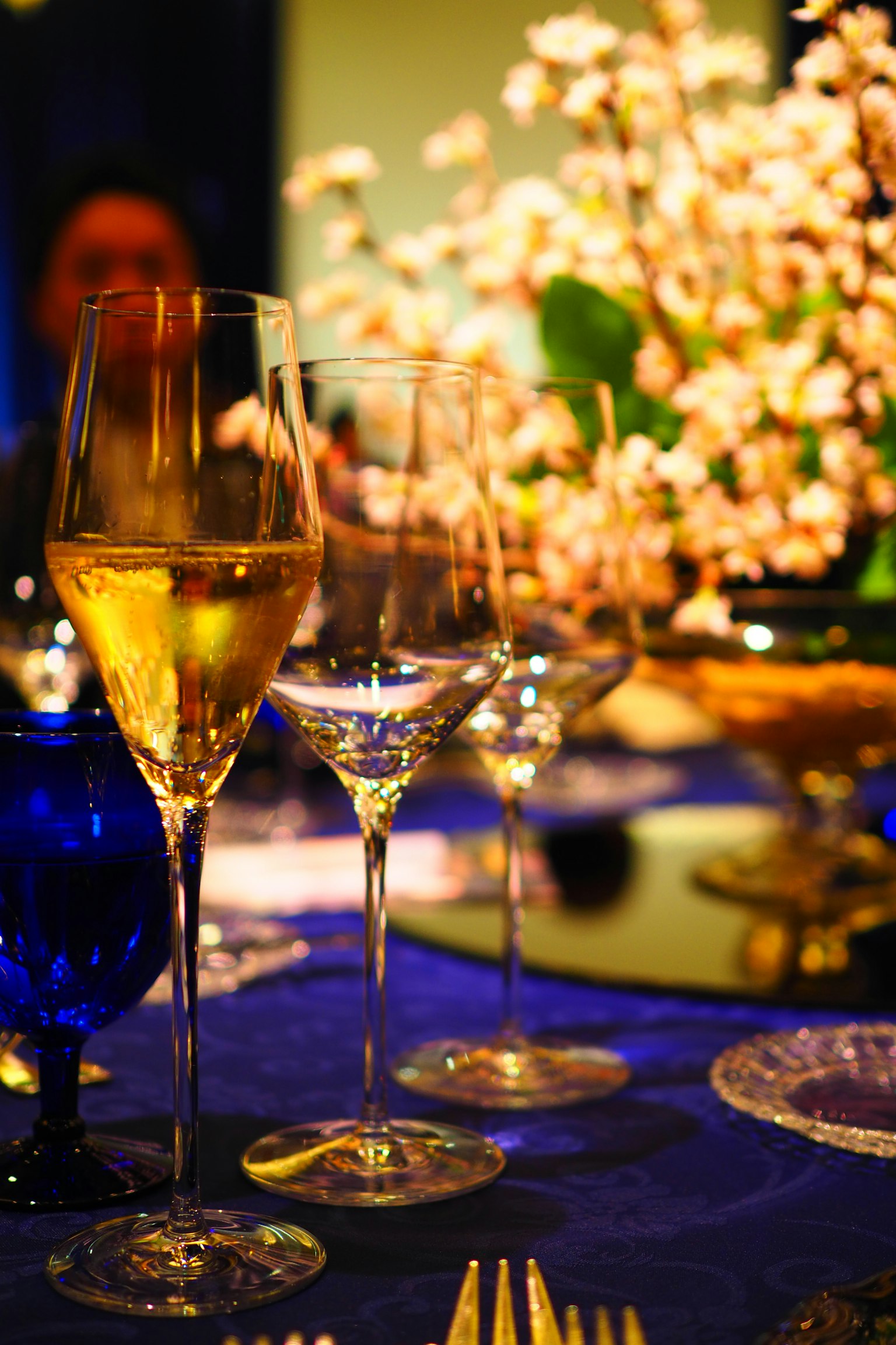 Configuración elegante de mesa con copas de vino y un arreglo floral