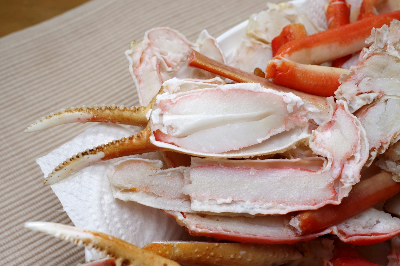 Assiette de coquilles de crabe avec des coquilles blanches et des pinces orange