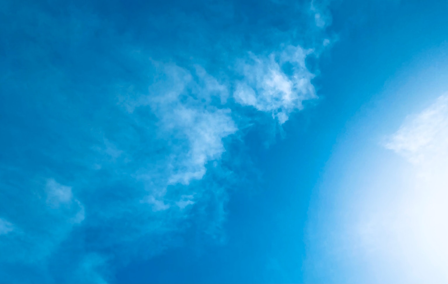 Cielo azul brillante con nubes delgadas