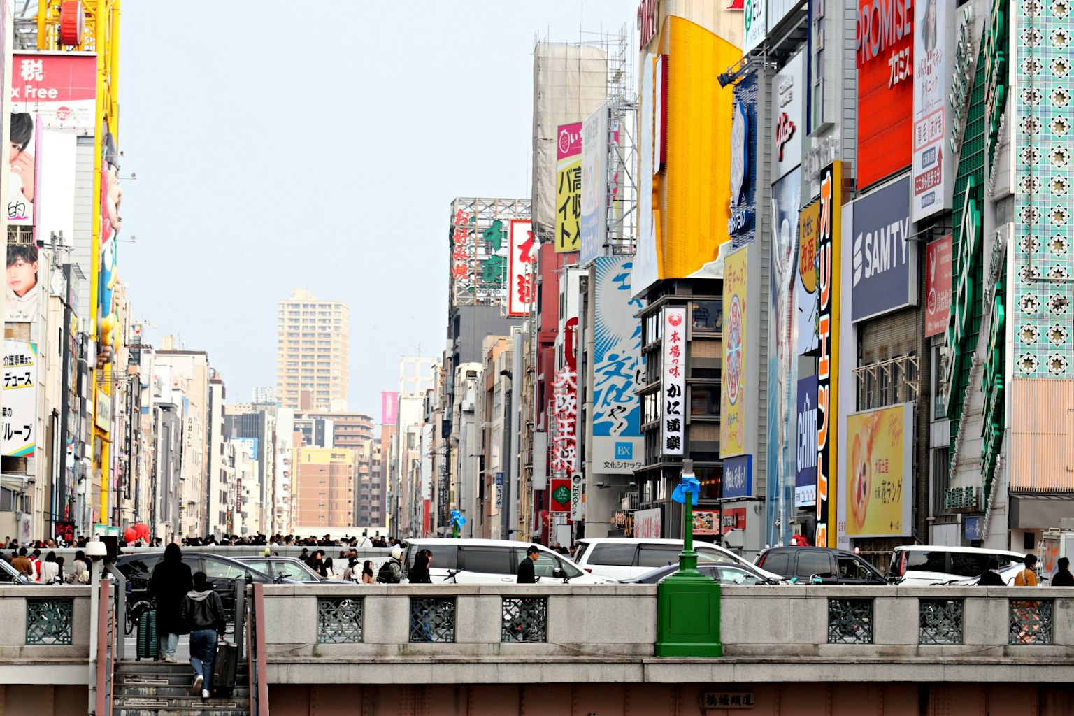 Jalan sibuk di Akihabara dengan papan iklan berwarna dan lalu lintas