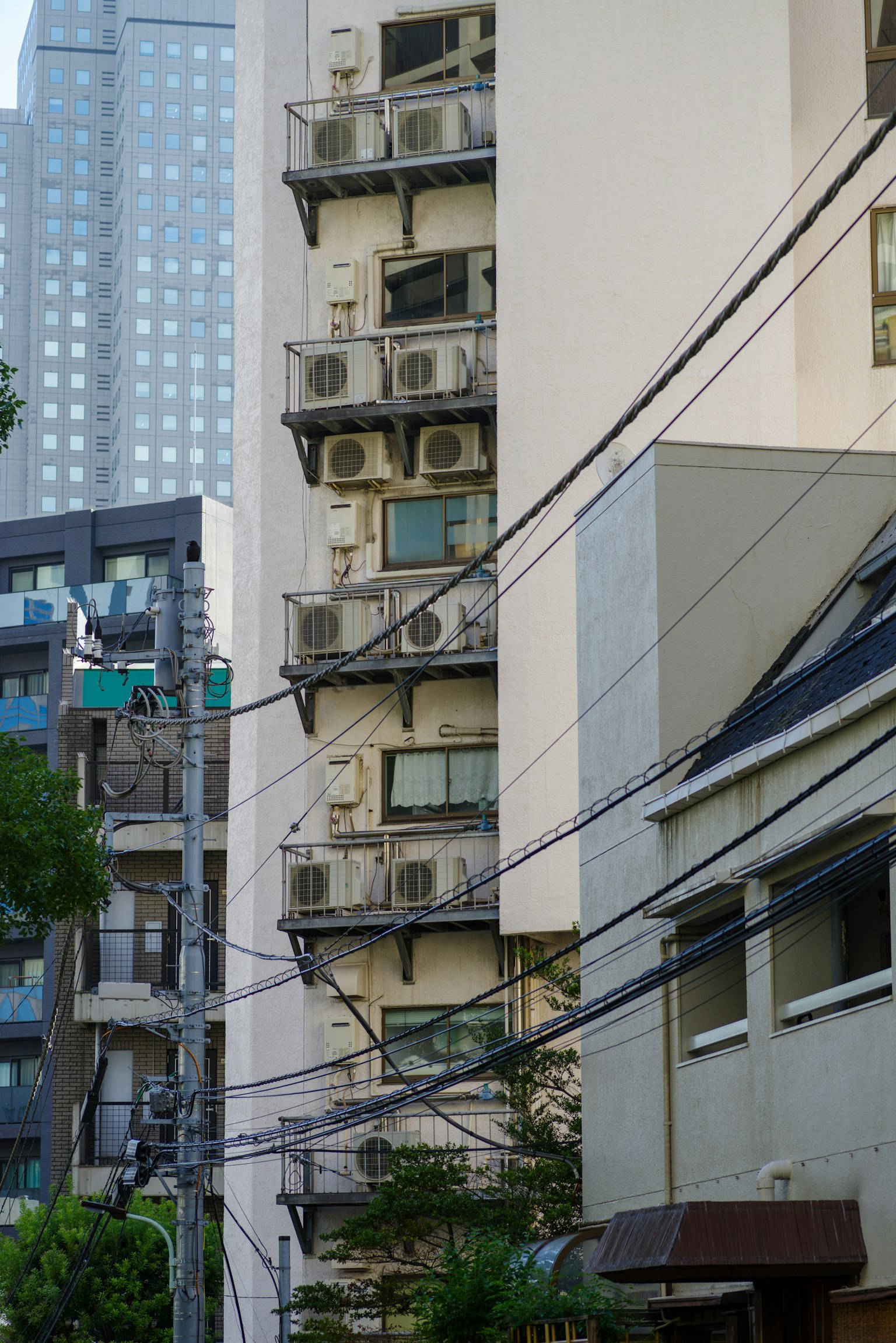Esterno di un edificio residenziale con unità di climatizzazione sullo sfondo di grattacieli