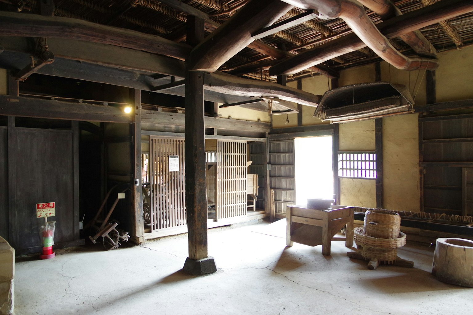 Intérieur d'une maison japonaise traditionnelle avec poutres en bois et espace spacieux
