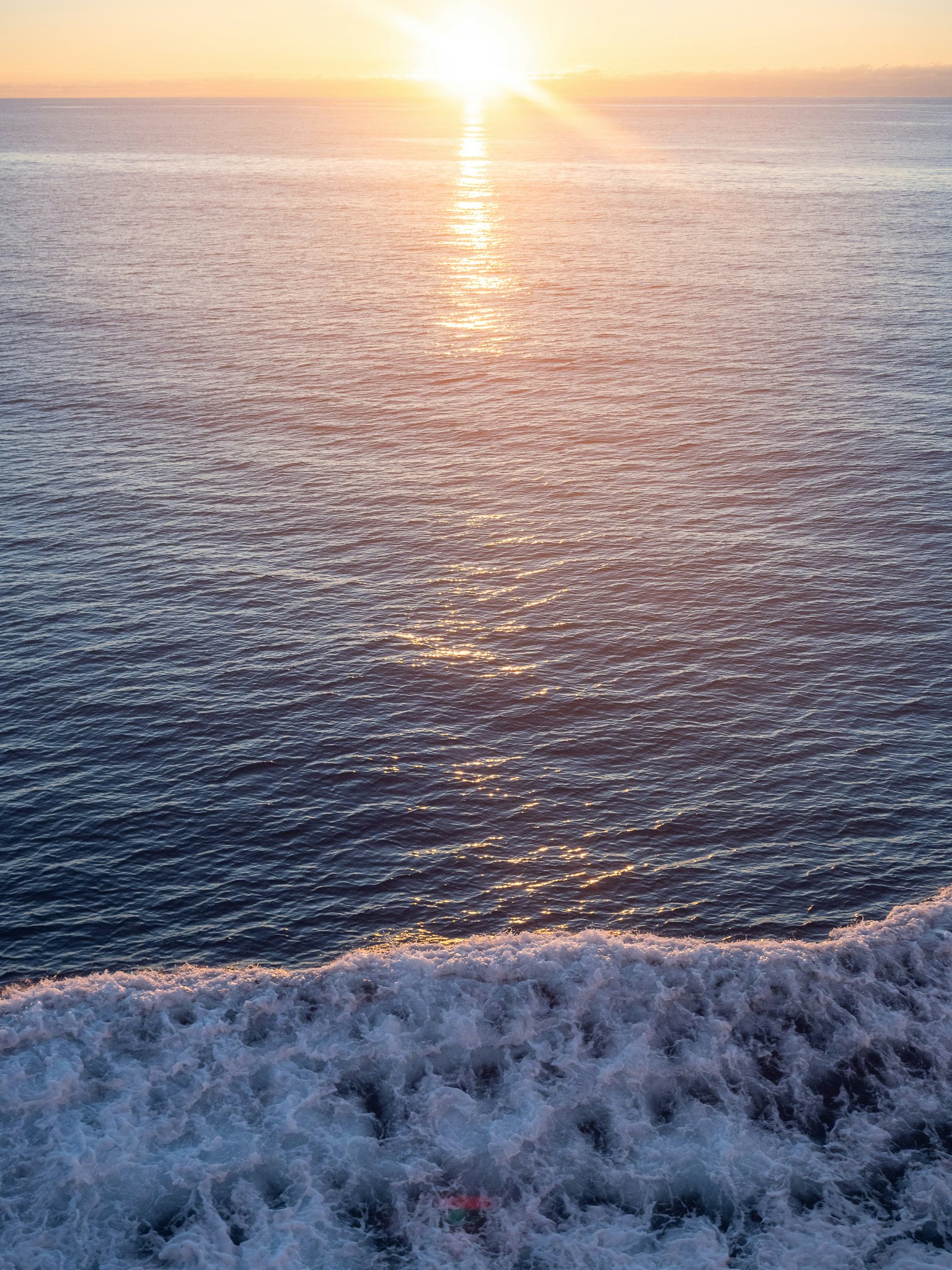Bellissimo tramonto sull'oceano con la luce che si riflette sulle onde