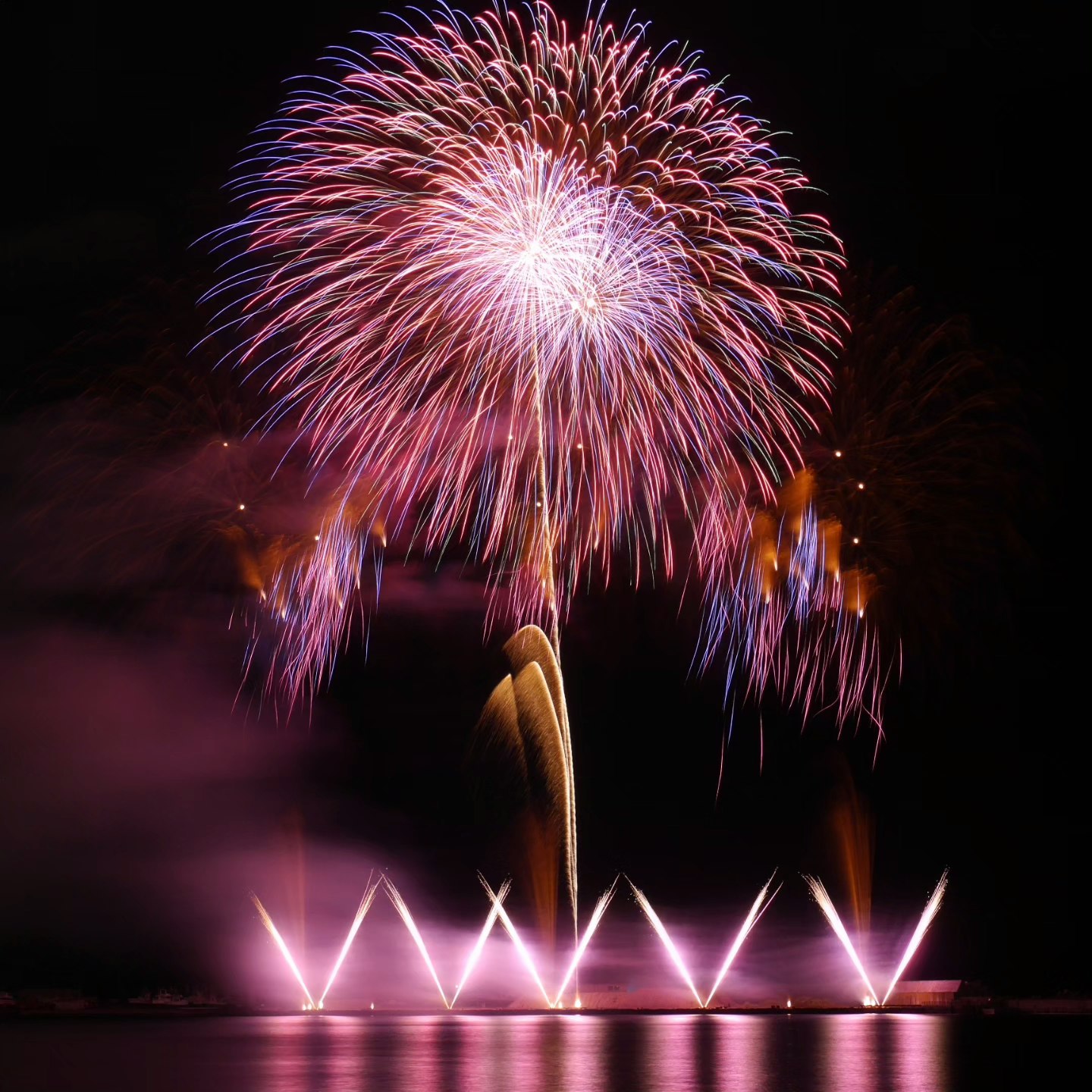 噴水の前で打ち上がる花火