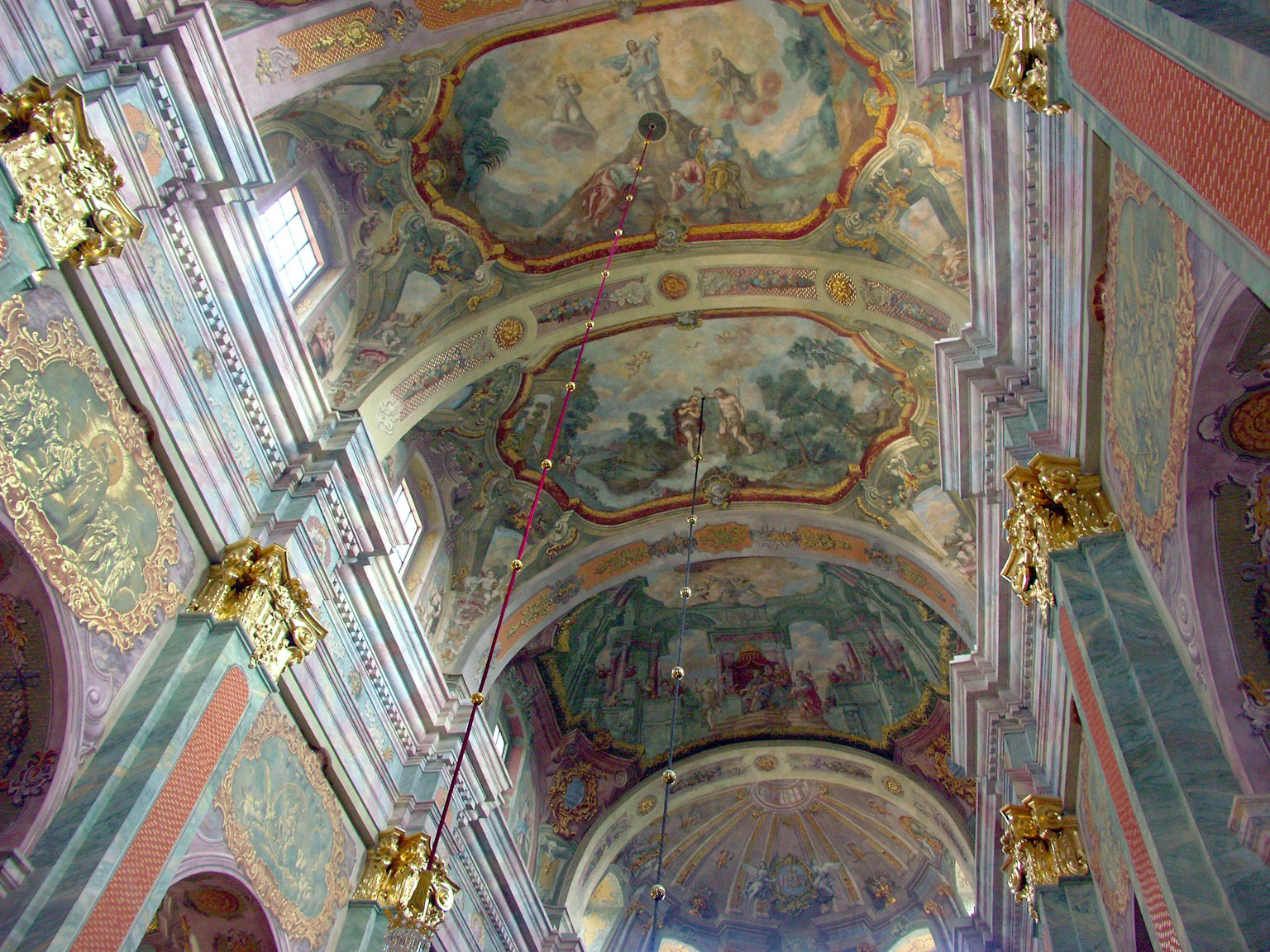 Trần nhà phong cách Baroque đẹp với tranh tường và trang trí vàng