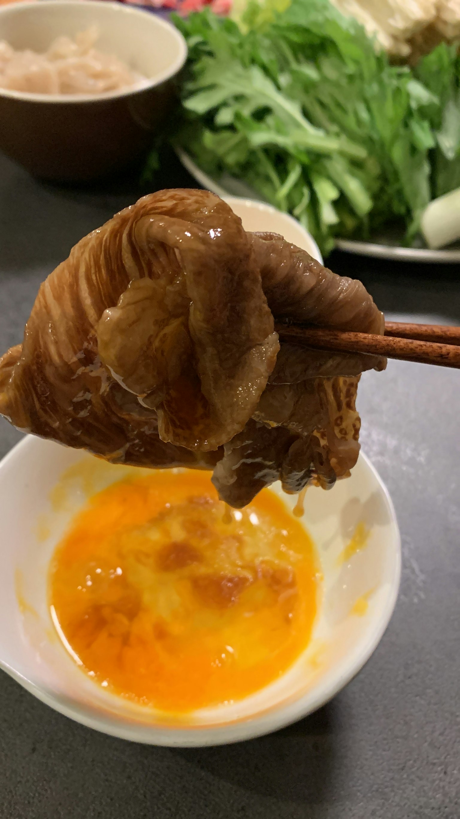 Thịt nhúng vào lòng đỏ trứng bằng đũa