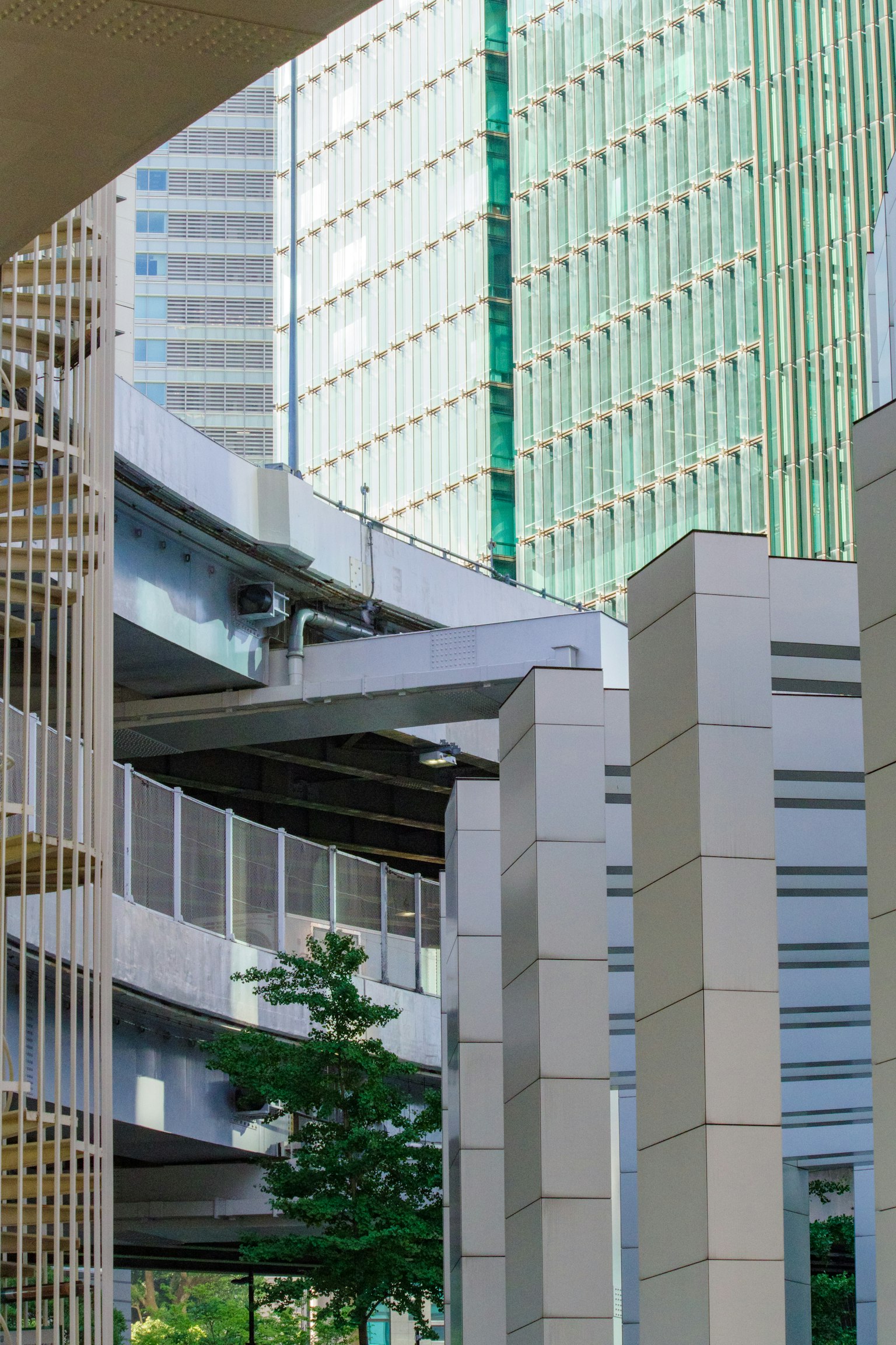 Pemandangan perkotaan dengan bangunan modern dan desain struktural melengkung