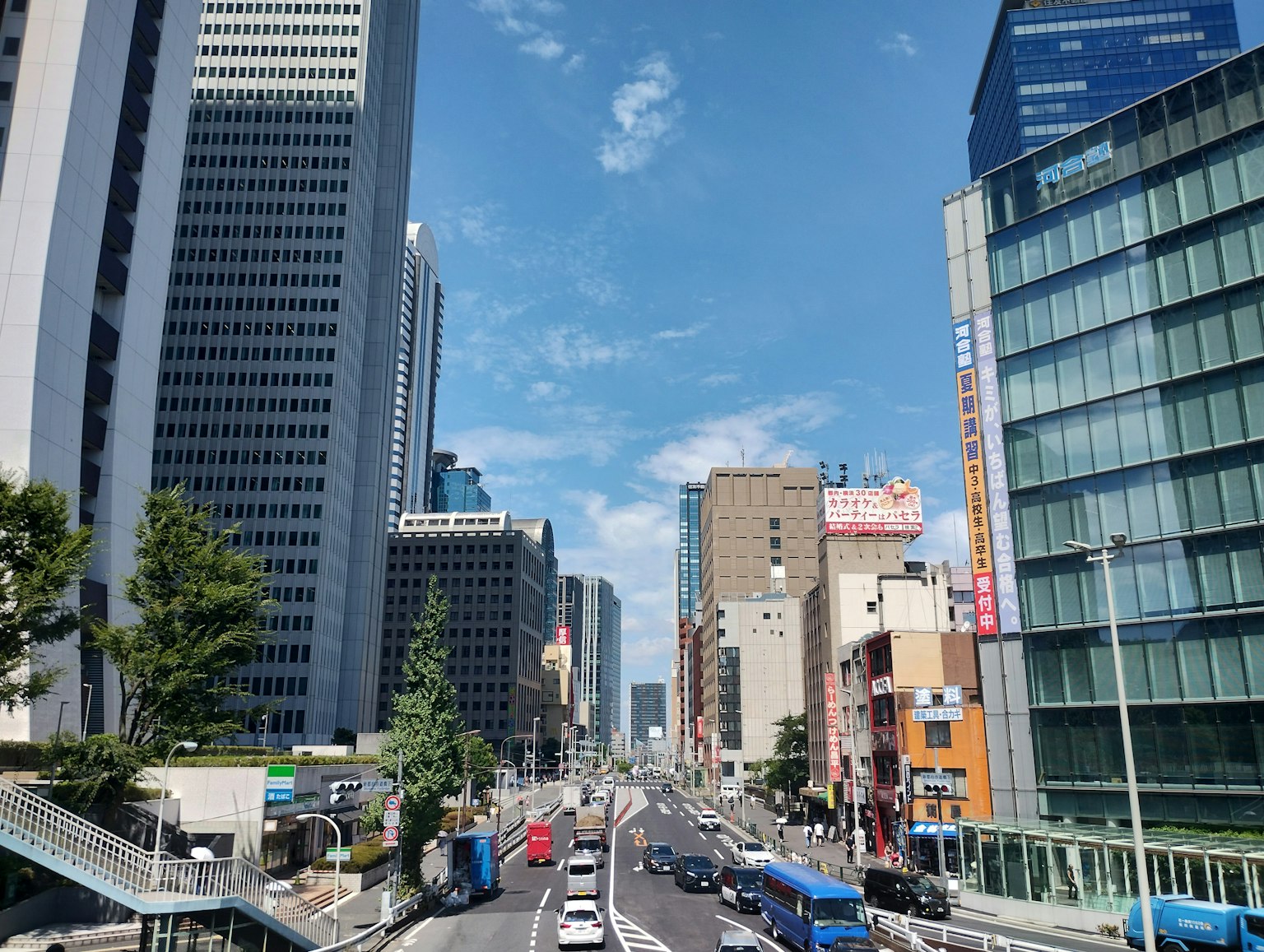 Stadtlandschaft mit Wolkenkratzern und blauem Himmel
