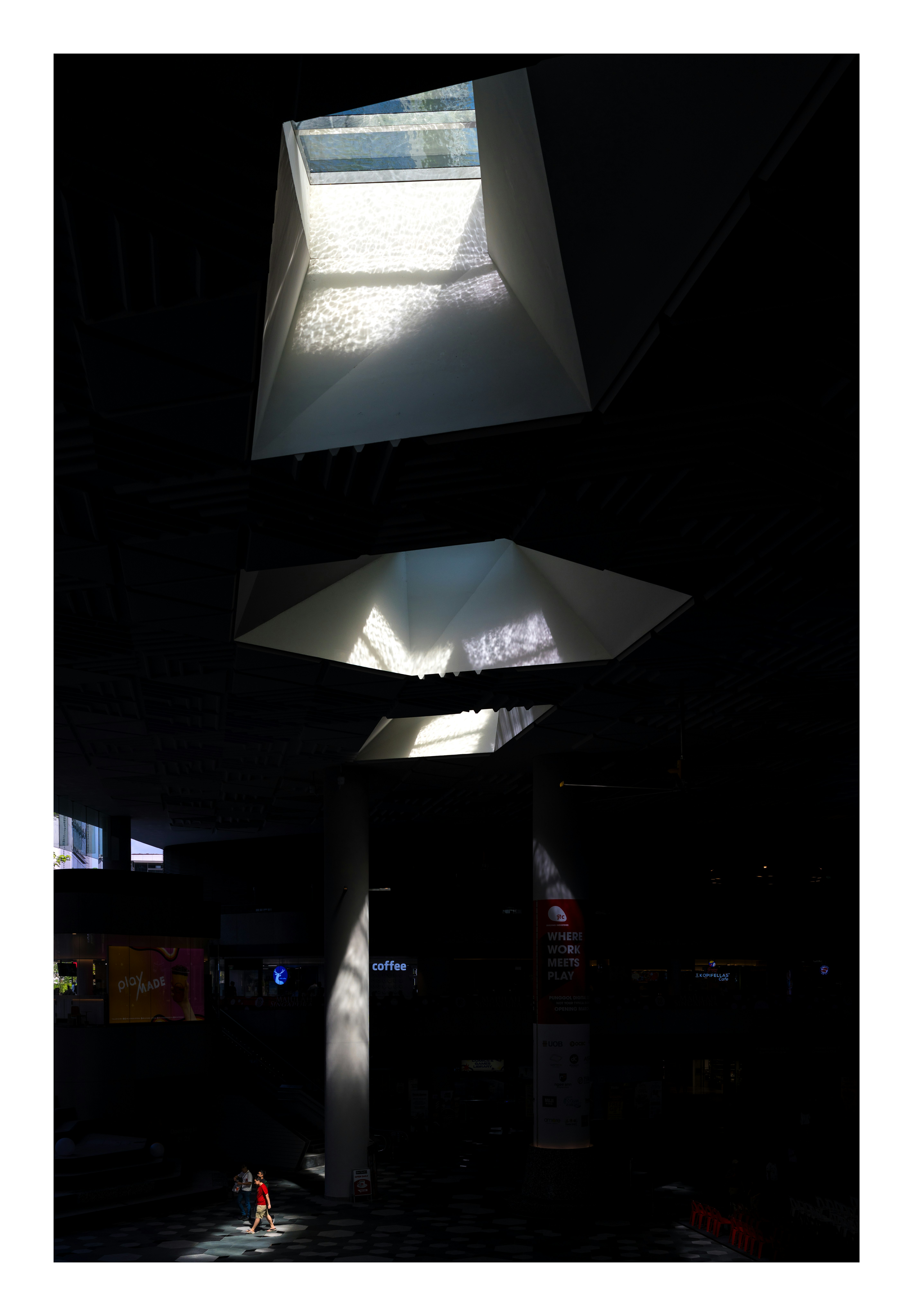 Faisceaux lumineux géométriques dans un espace intérieur-extérieur la nuit