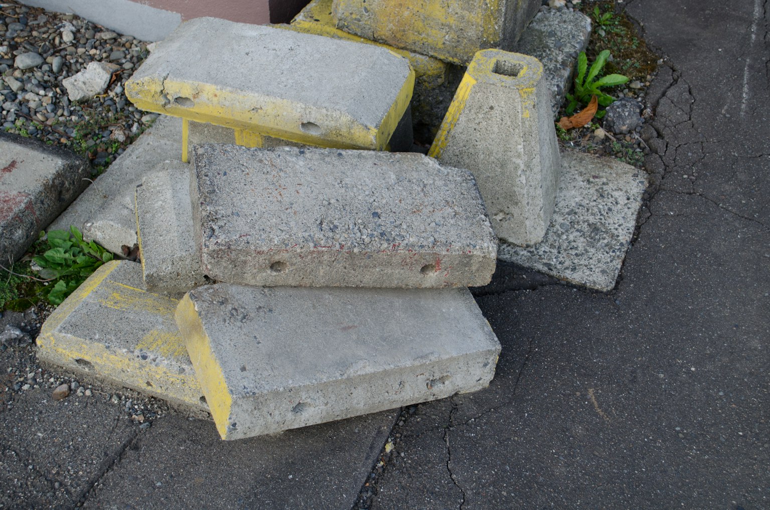 Blocs de béton empilés avec des marques jaunes