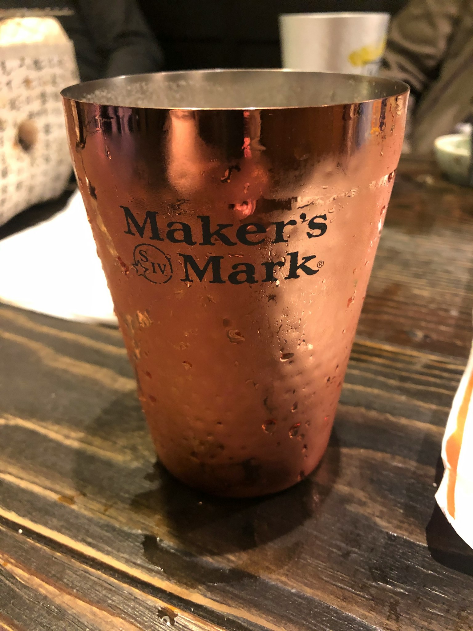 Gelas tembaga dengan logo Maker's Mark