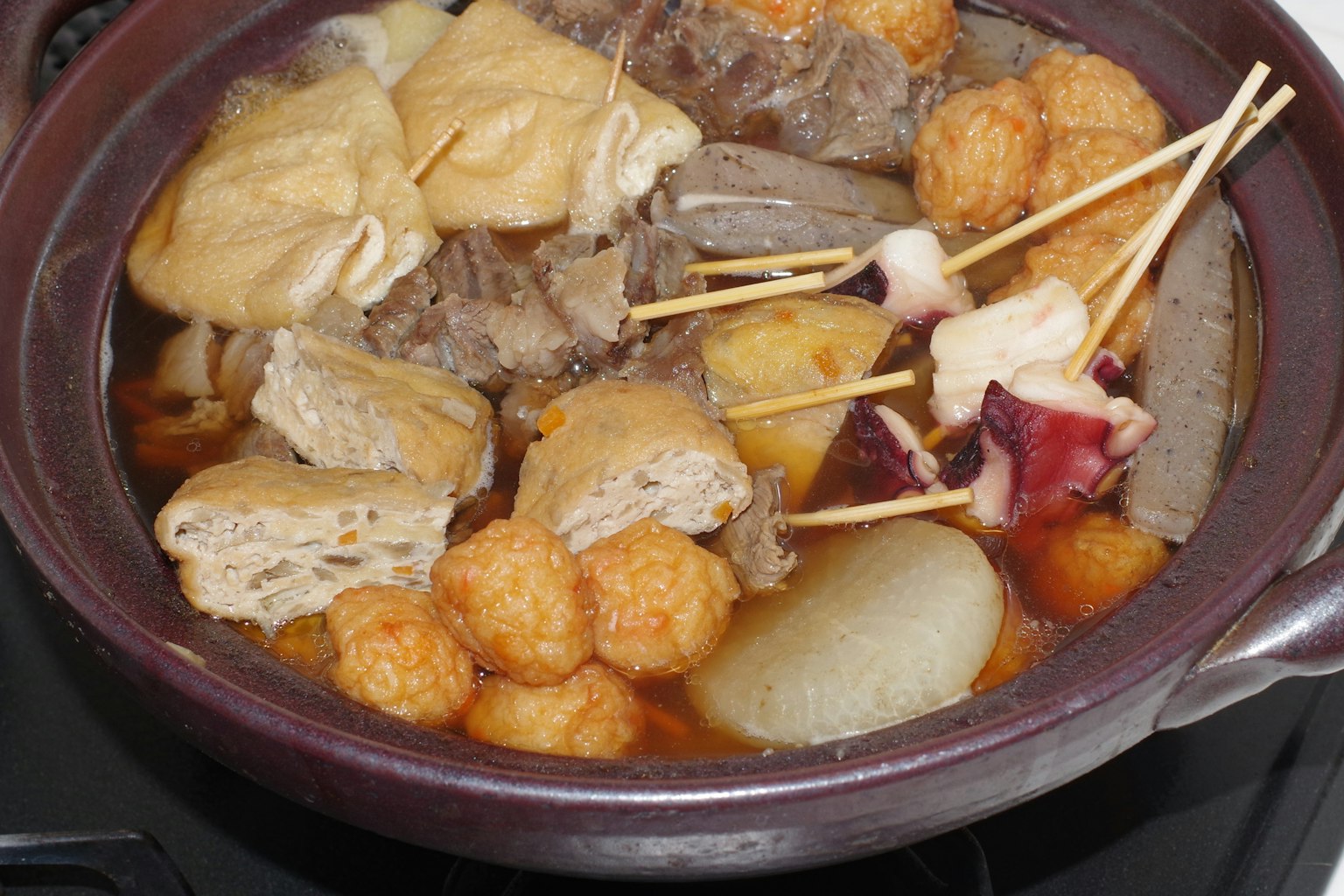 Sup hangat dengan berbagai bahan dalam panci