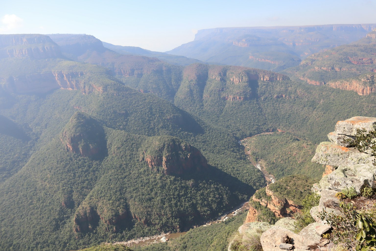 Montañas majestuosas y valles verdes en un paisaje escénico