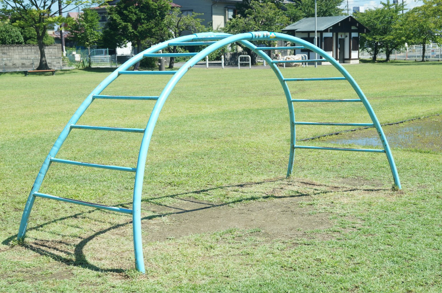 公園場景，包含一個藍色金屬攀爬架