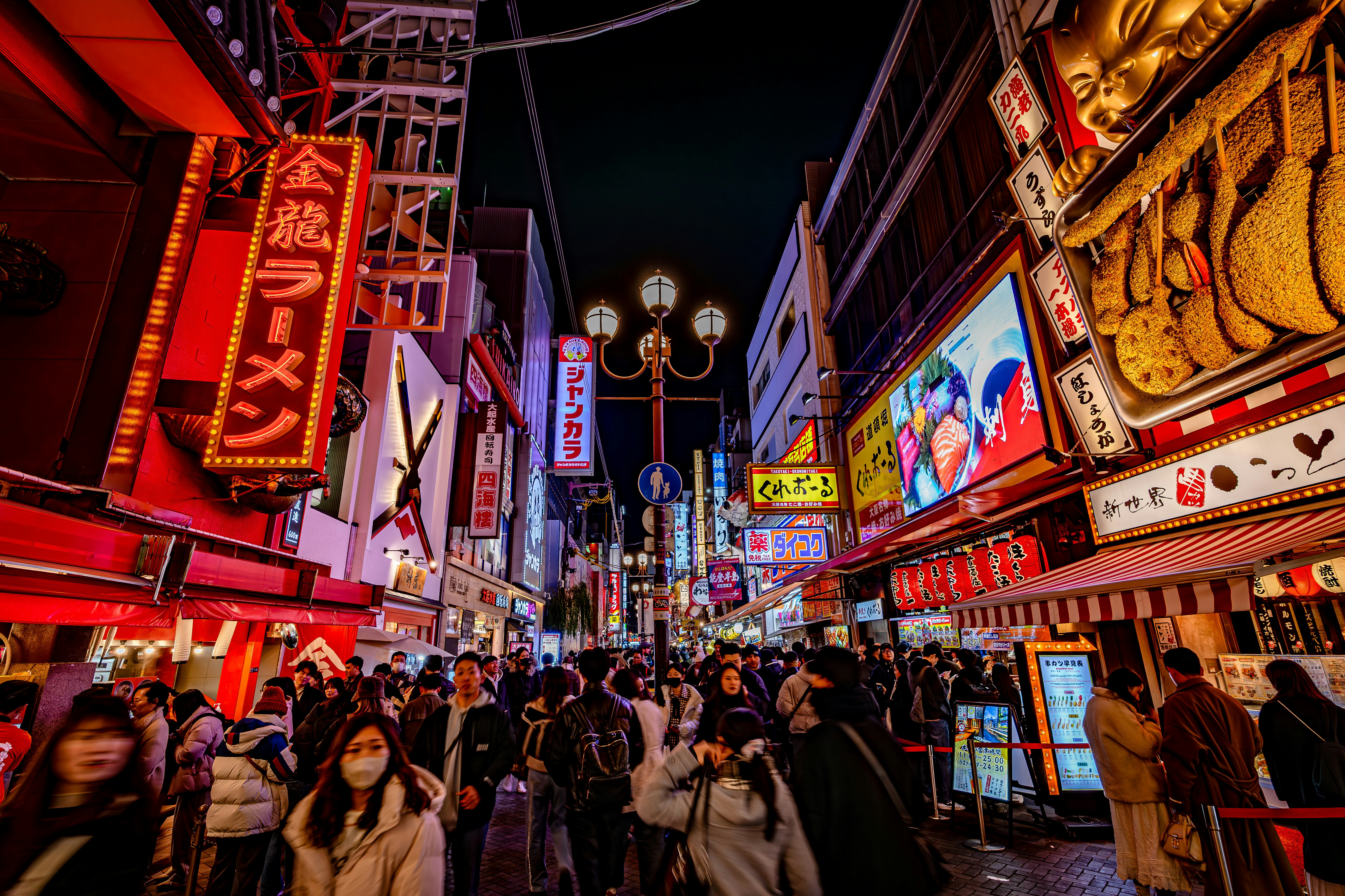 道頓堀のネオンが並ぶ賑やかな商店街の夜景