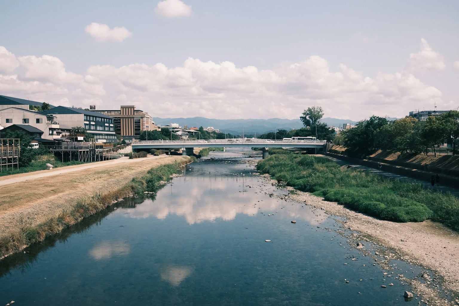 Vista escénica de un río con reflejos y un puente