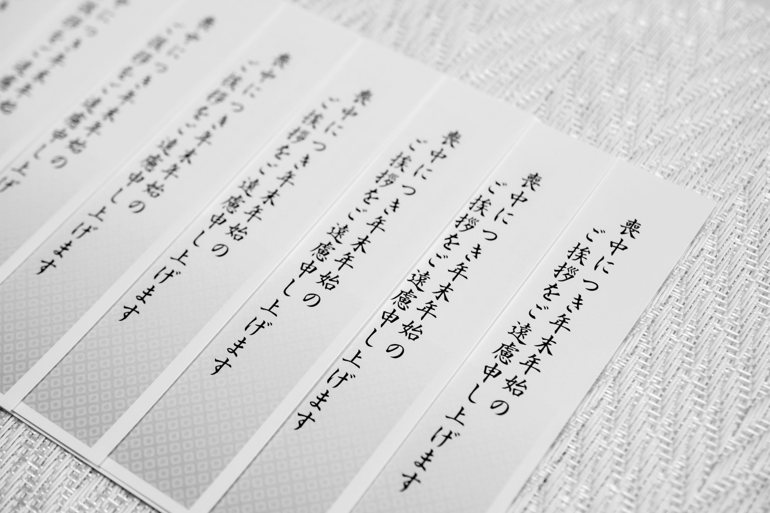 Tarjetas de memo japonesas dispuestas sobre un fondo blanco