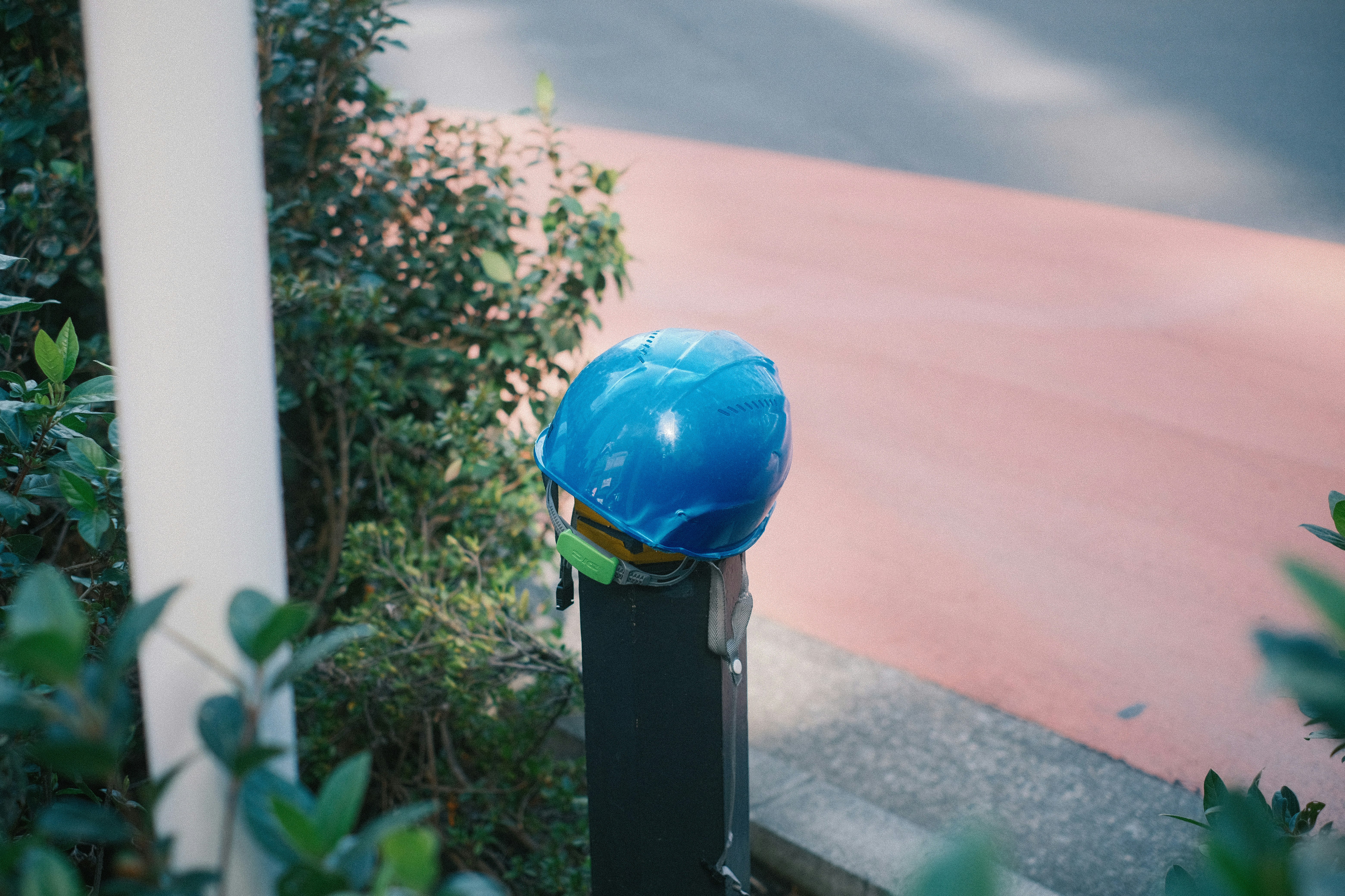 ヘルメットと安全柵のある工事現場の通路