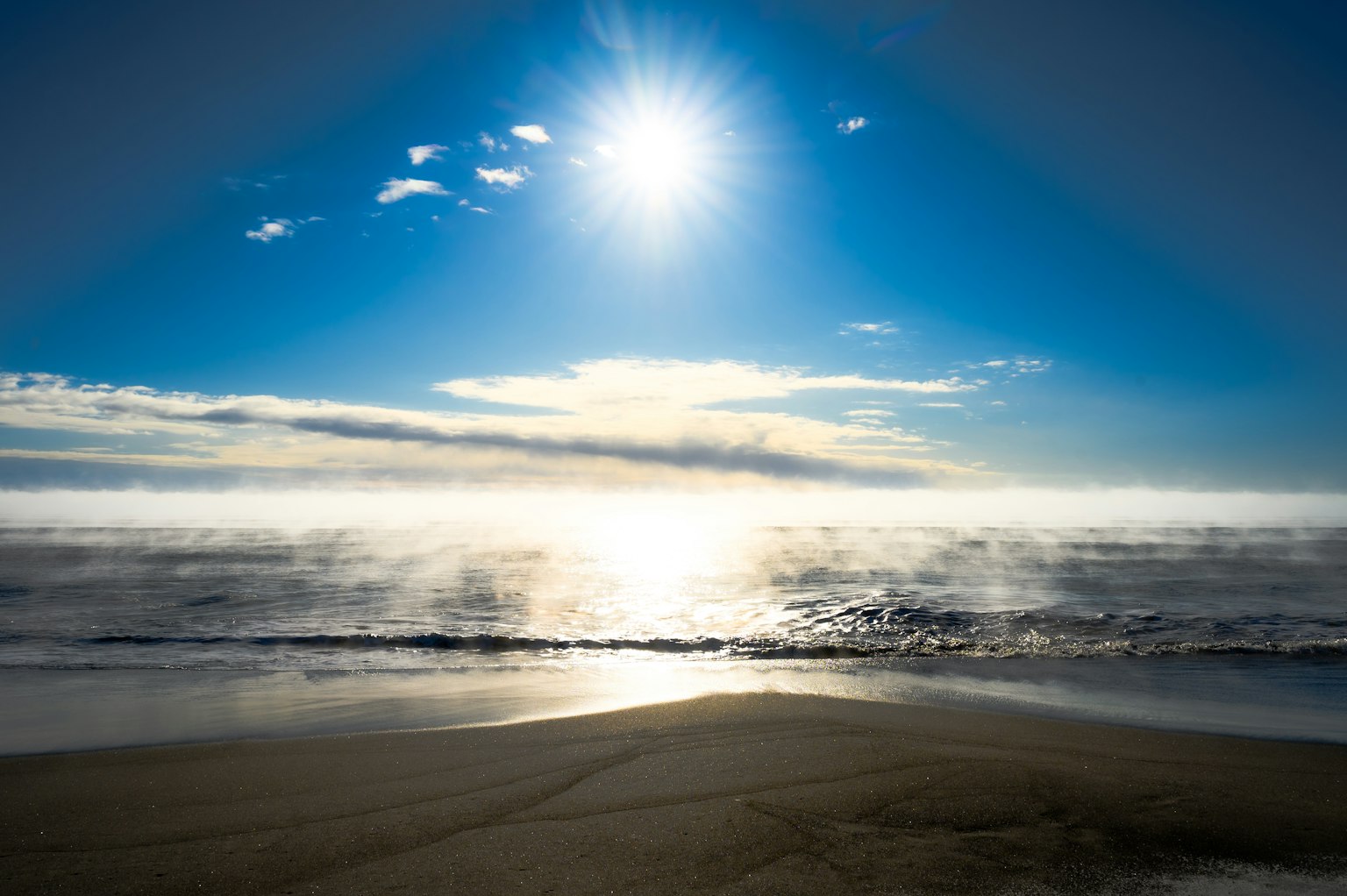 Schöne Landschaft von Meer und Himmel mit strahlender Sonne
