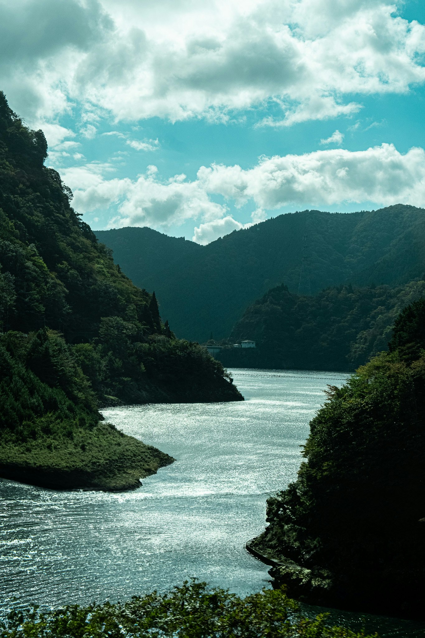緑の山々に囲まれた湾の入り江と川の流れ