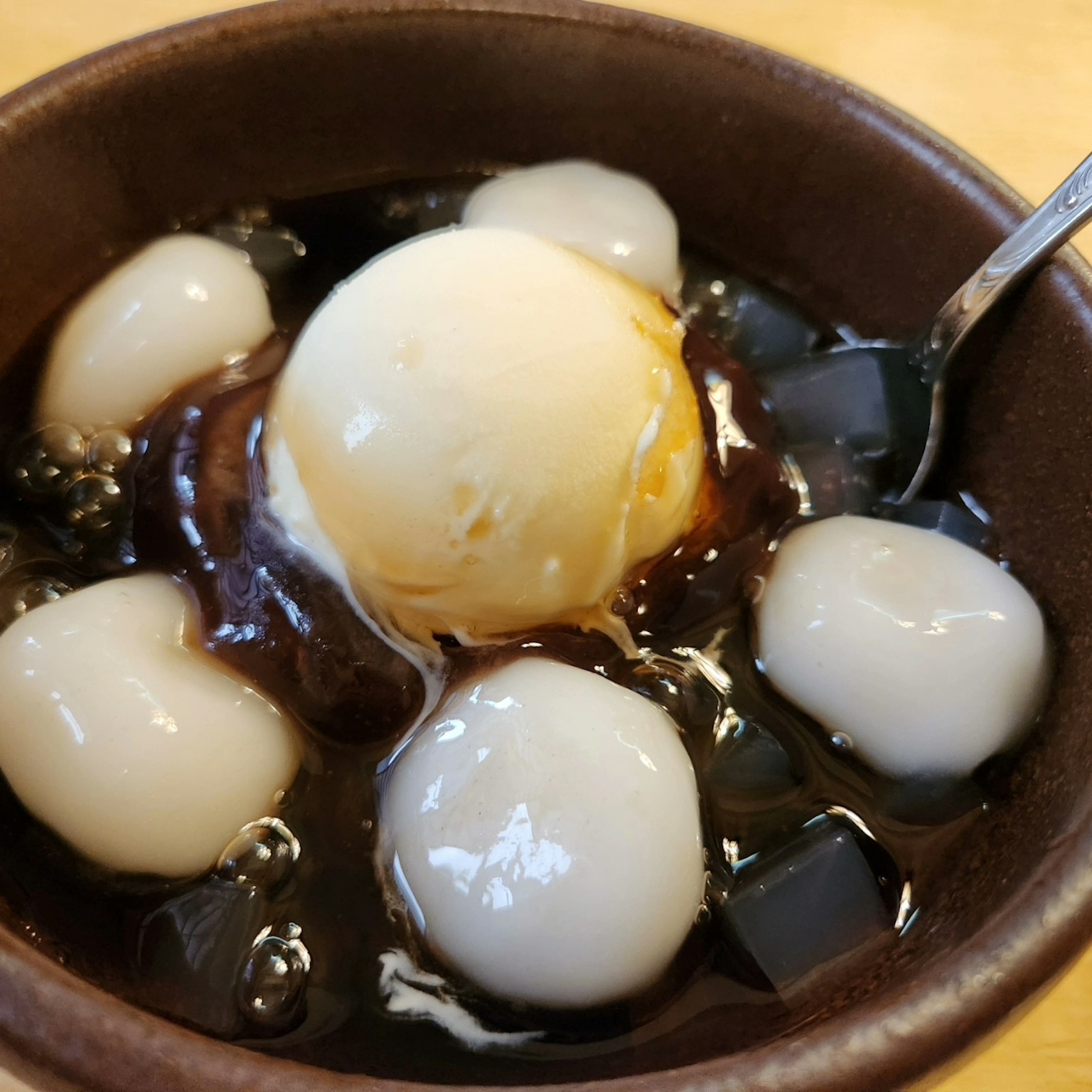 달콤한 시럽에 아이스크림과 모찌 볼이 있는 디저트