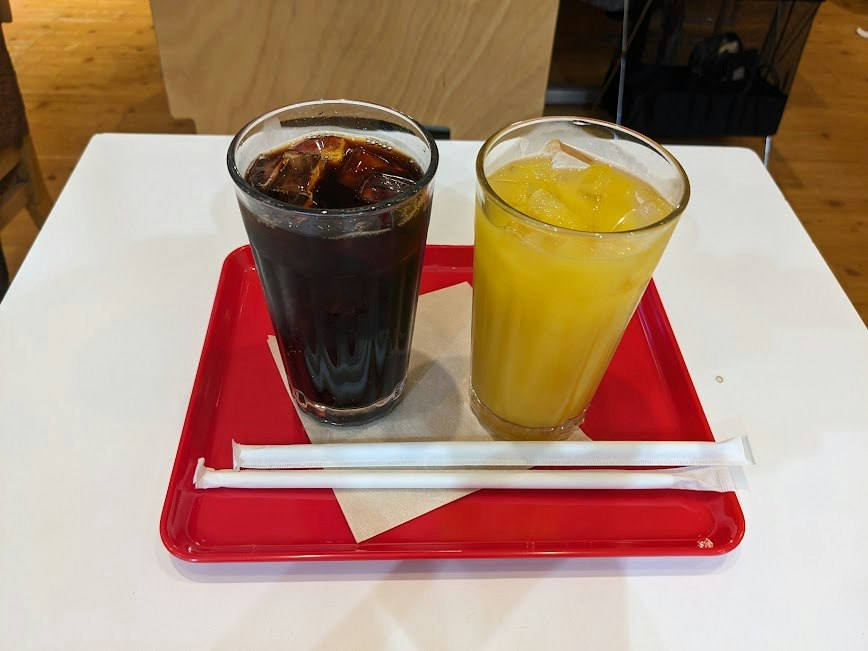 deux boissons sur un plateau rouge image