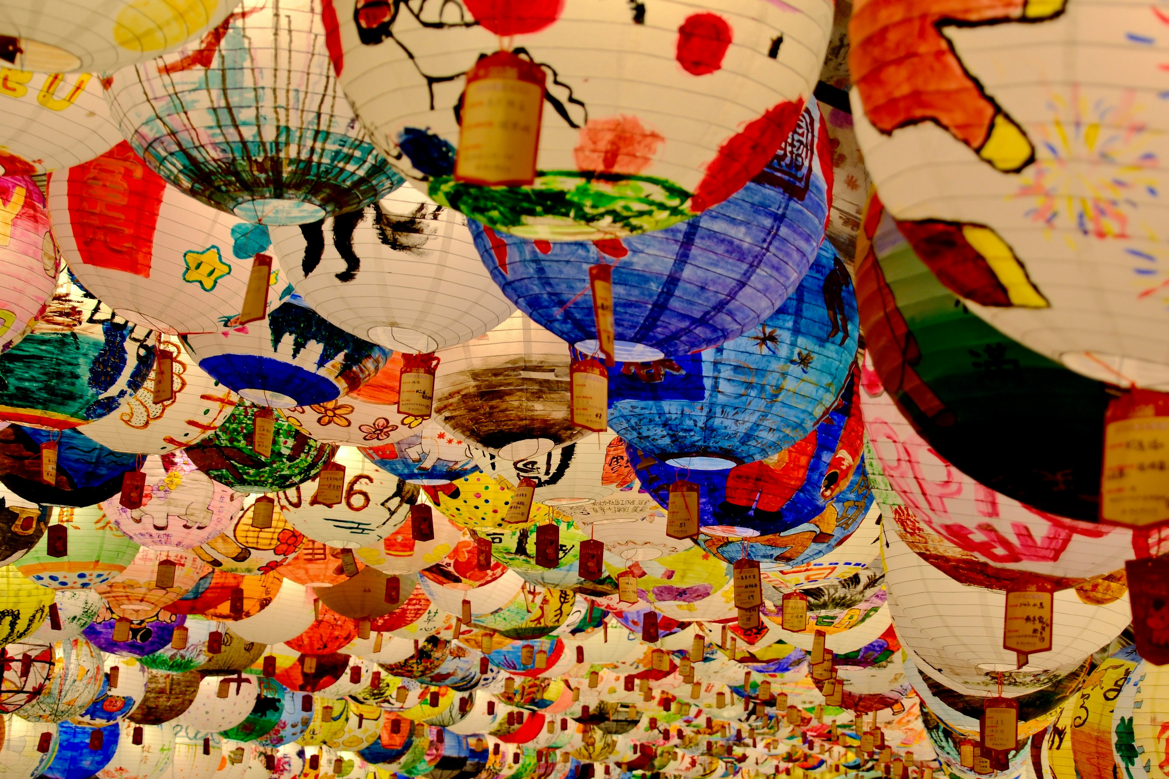 Bunte Papierdekorationen und handgemalte Wandkunst
