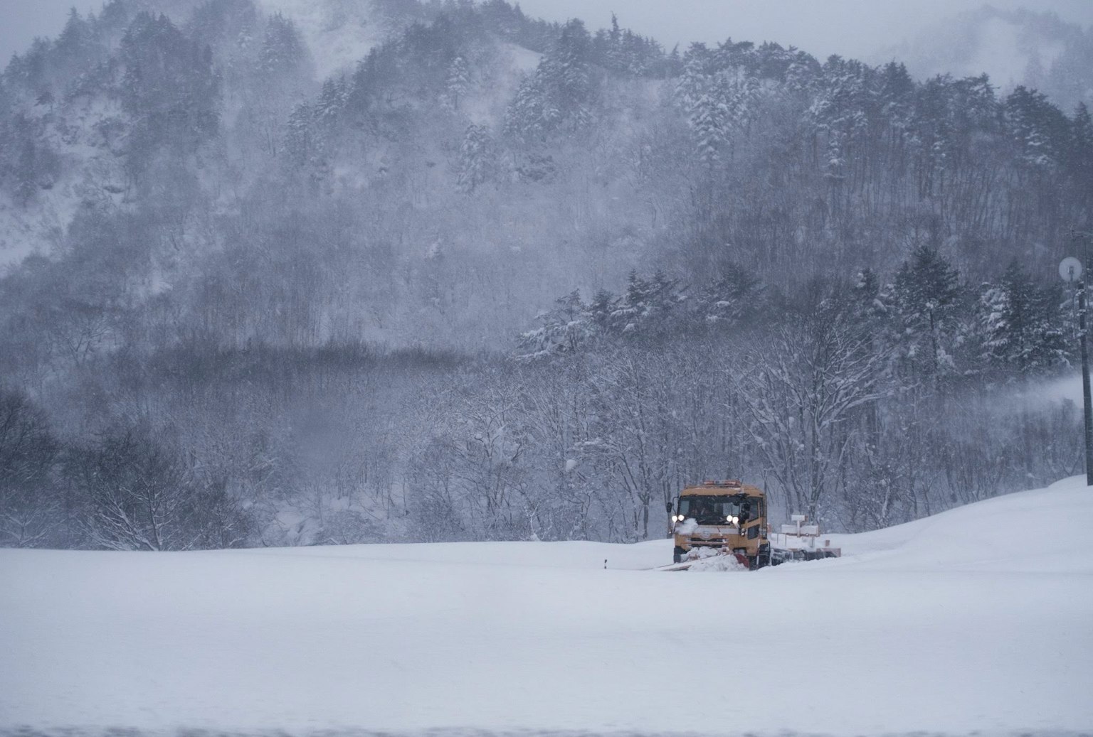 雪覆盖的环境中有小屋的冬季景观