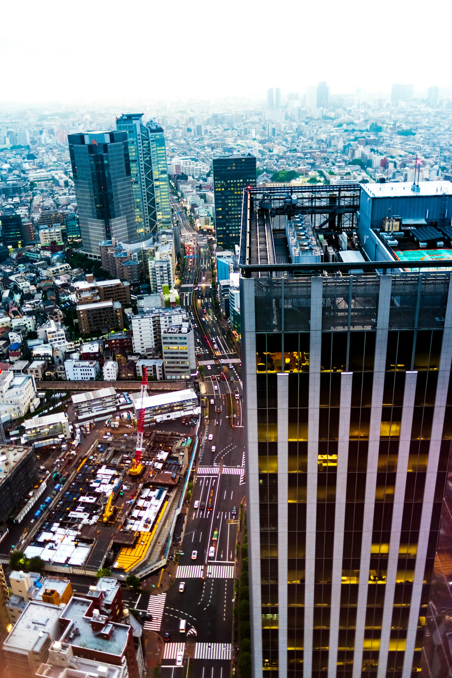 从摩天大厦顶部俯瞰城市的全景