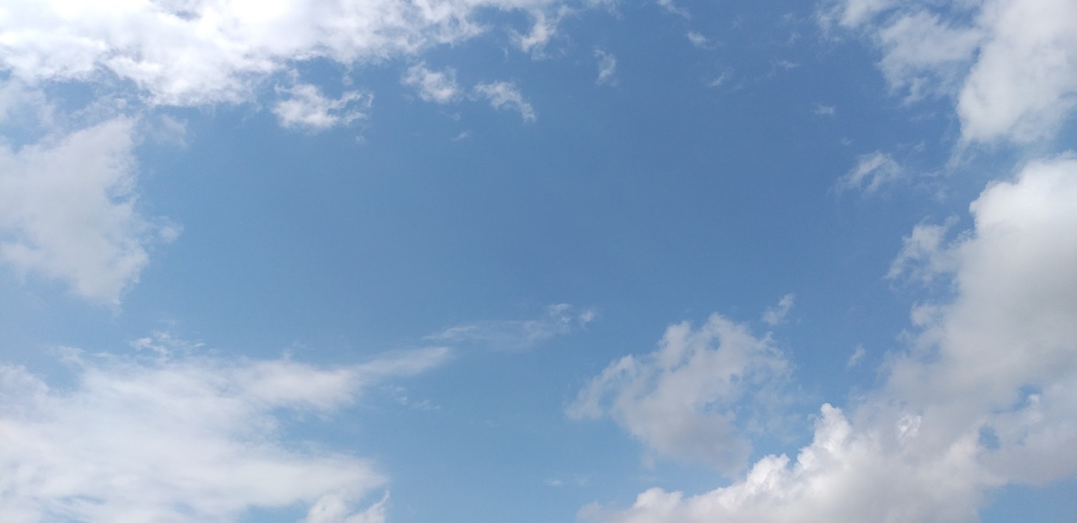 Un paesaggio di cielo blu con nuvole bianche