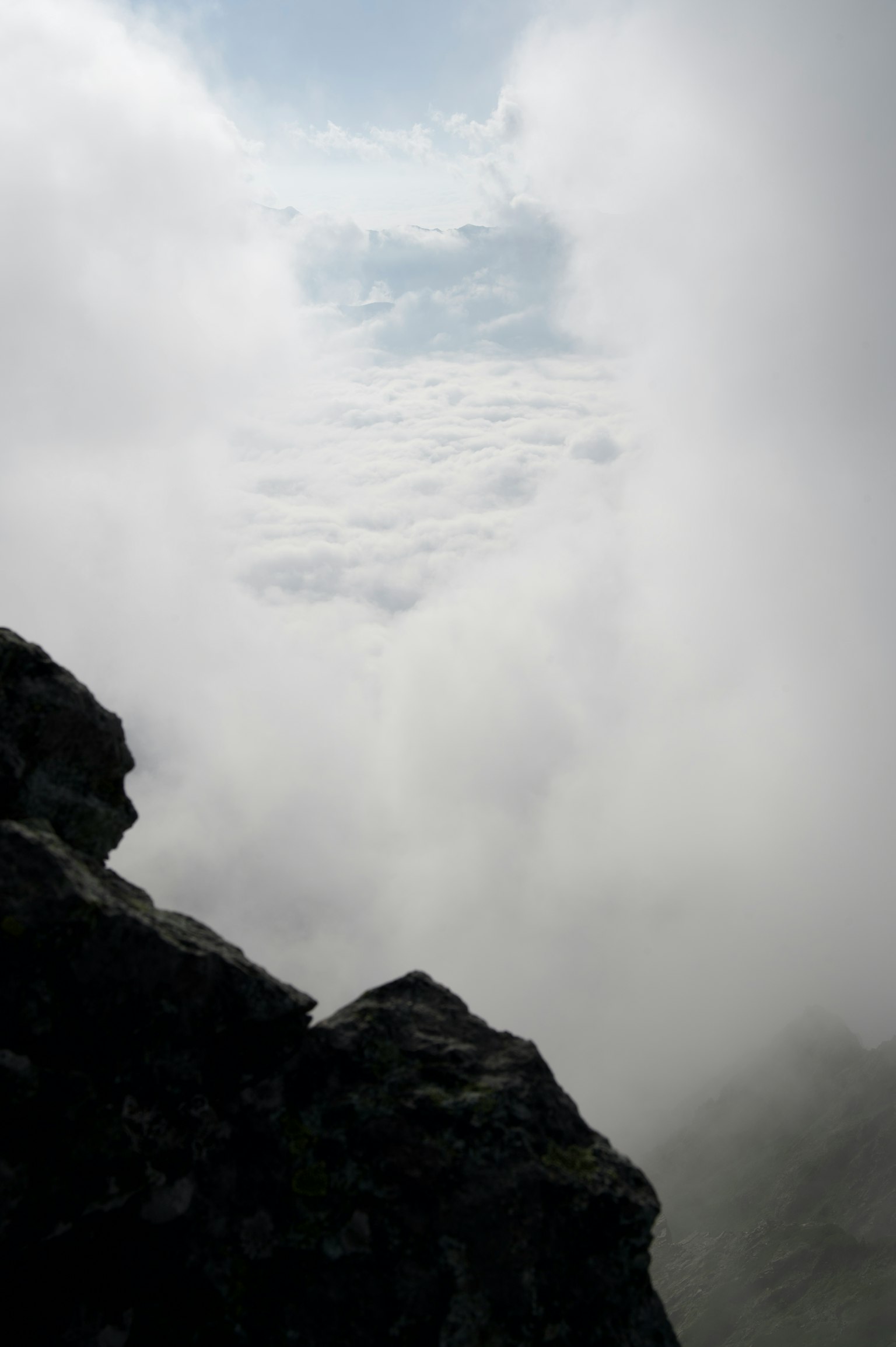 可見雲層和岩石的山景