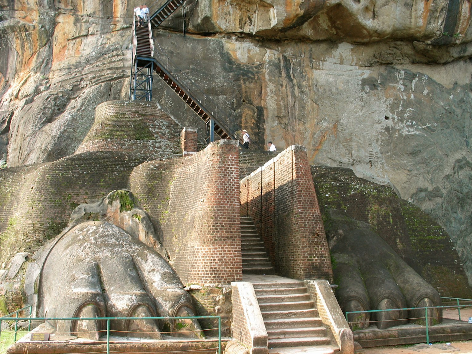 Scale che portano al rock di Sigiriya con grandi mani di pietra