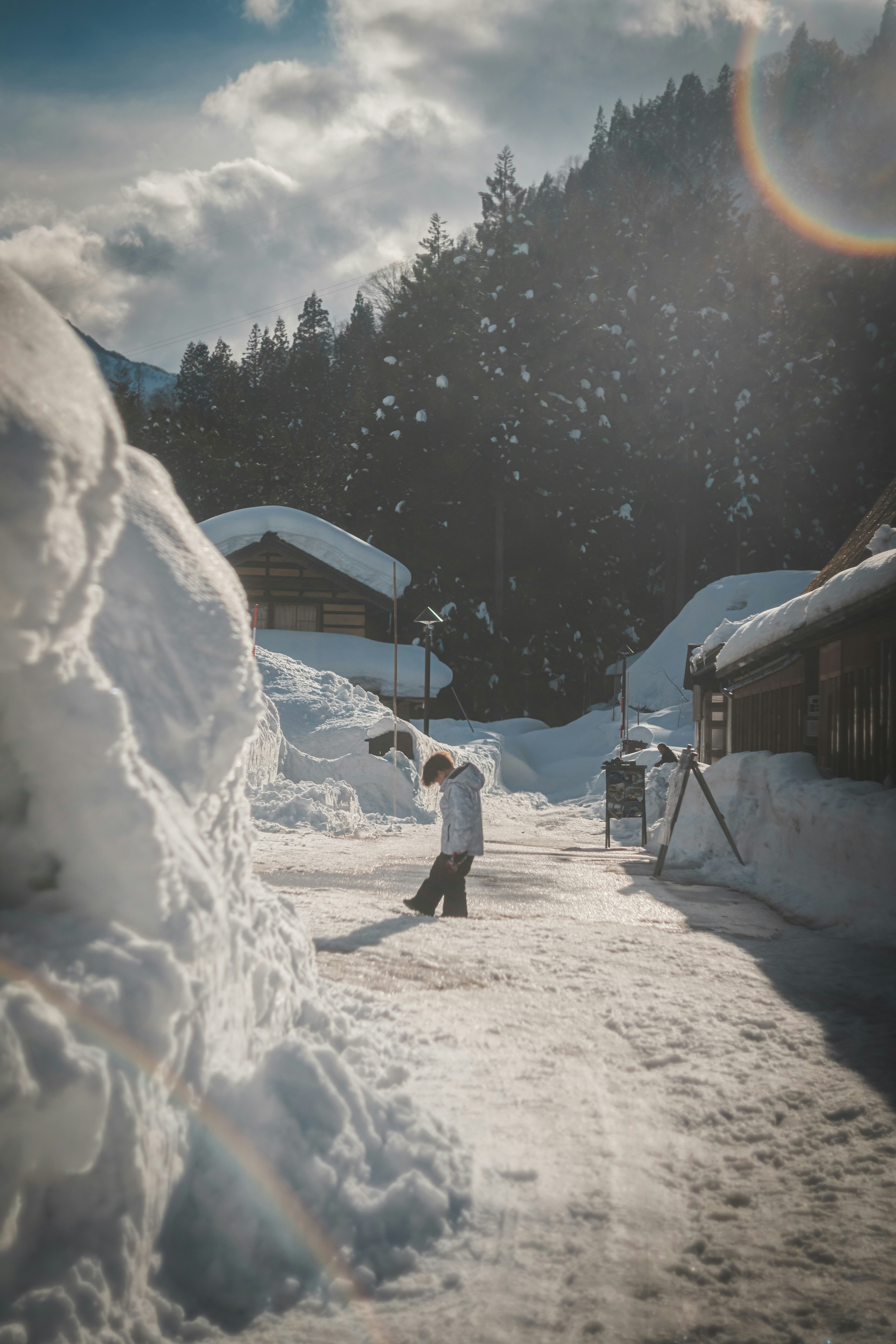 雪覆盖的山村小路