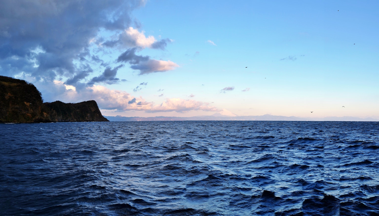 Un paysage magnifique de la mer et du ciel avec des vagues visibles sur l'eau