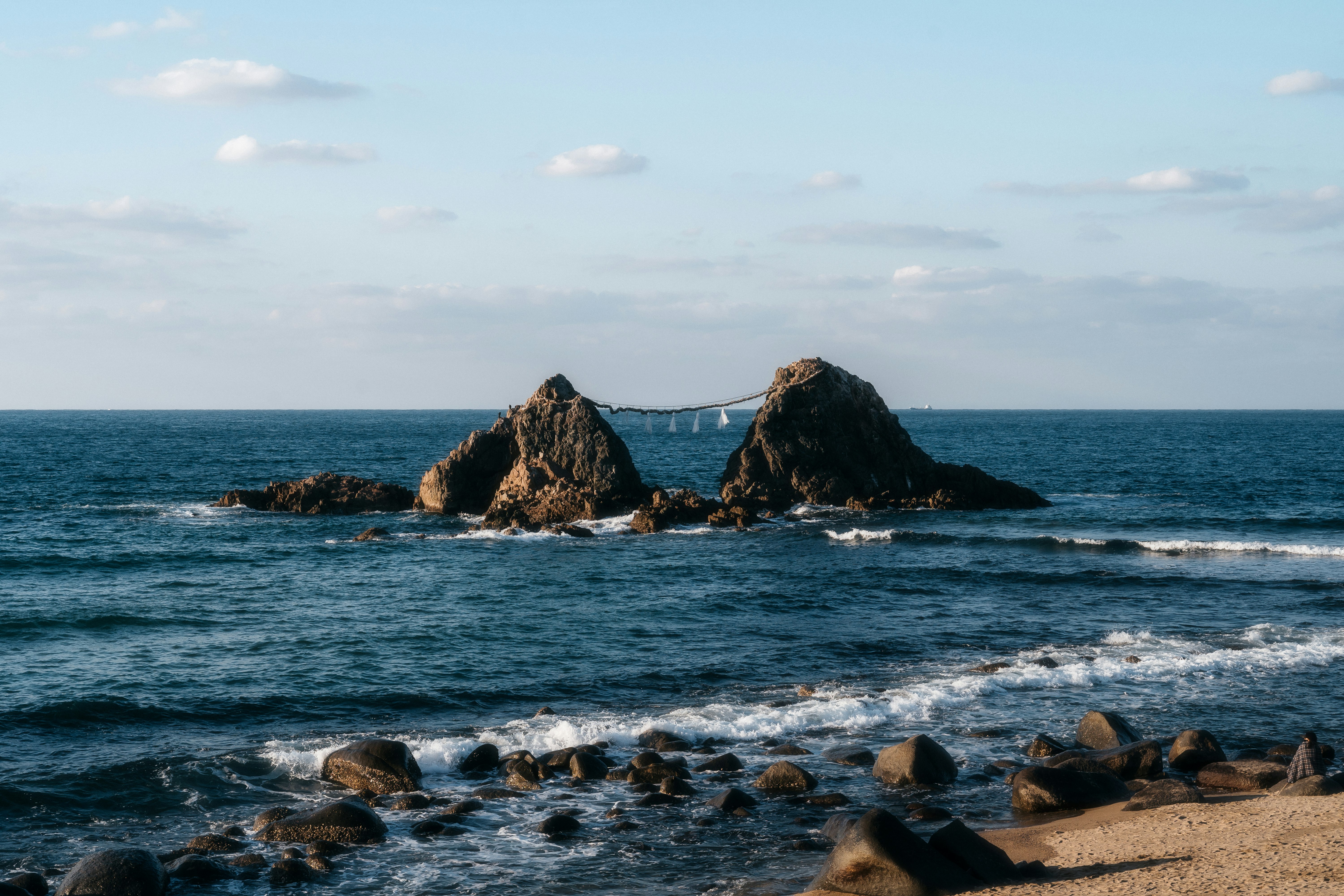 岩礁与海浪拍打的海岸