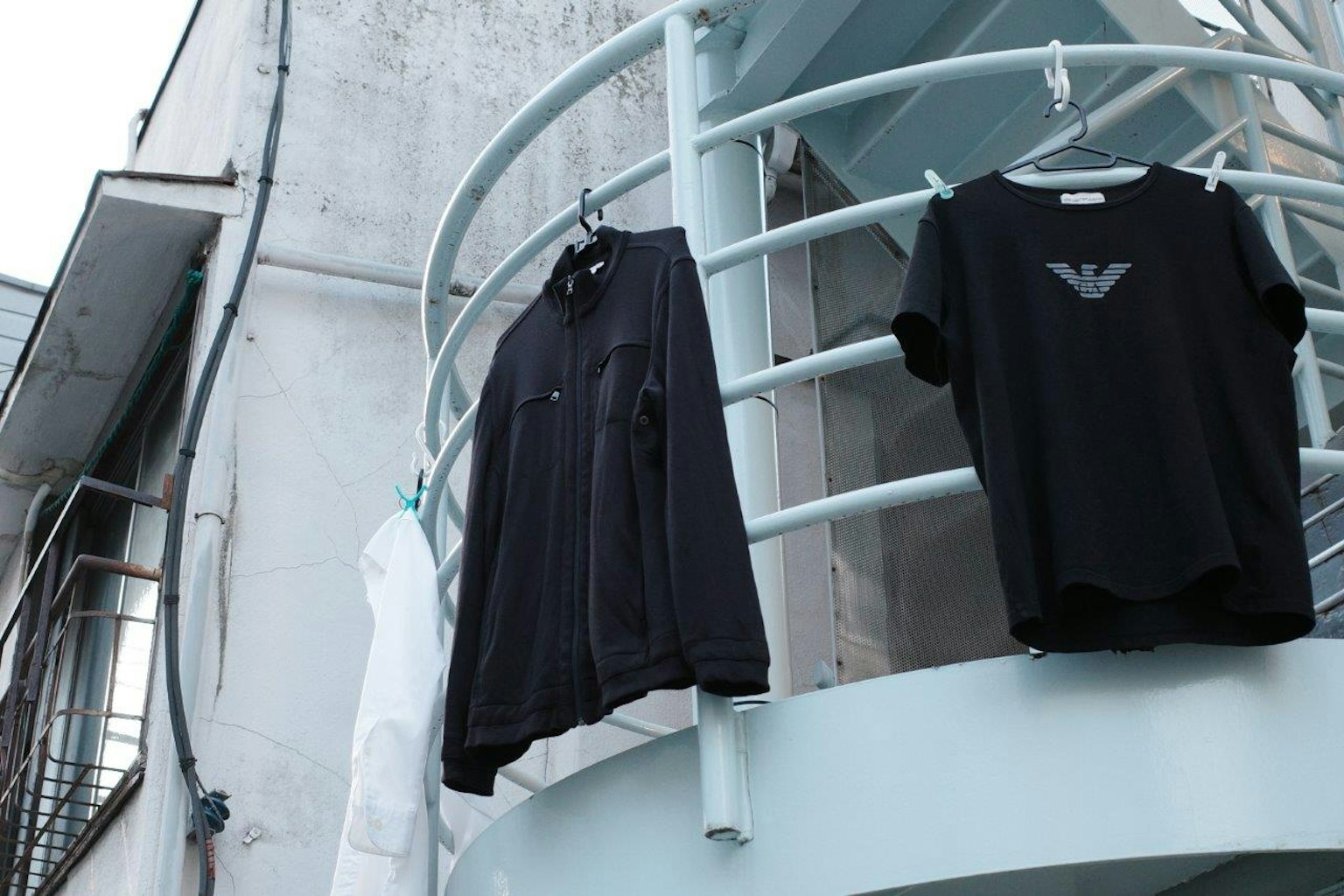 เสื้อผ้าสีดำแขวนอยู่ที่ราวระเบียง