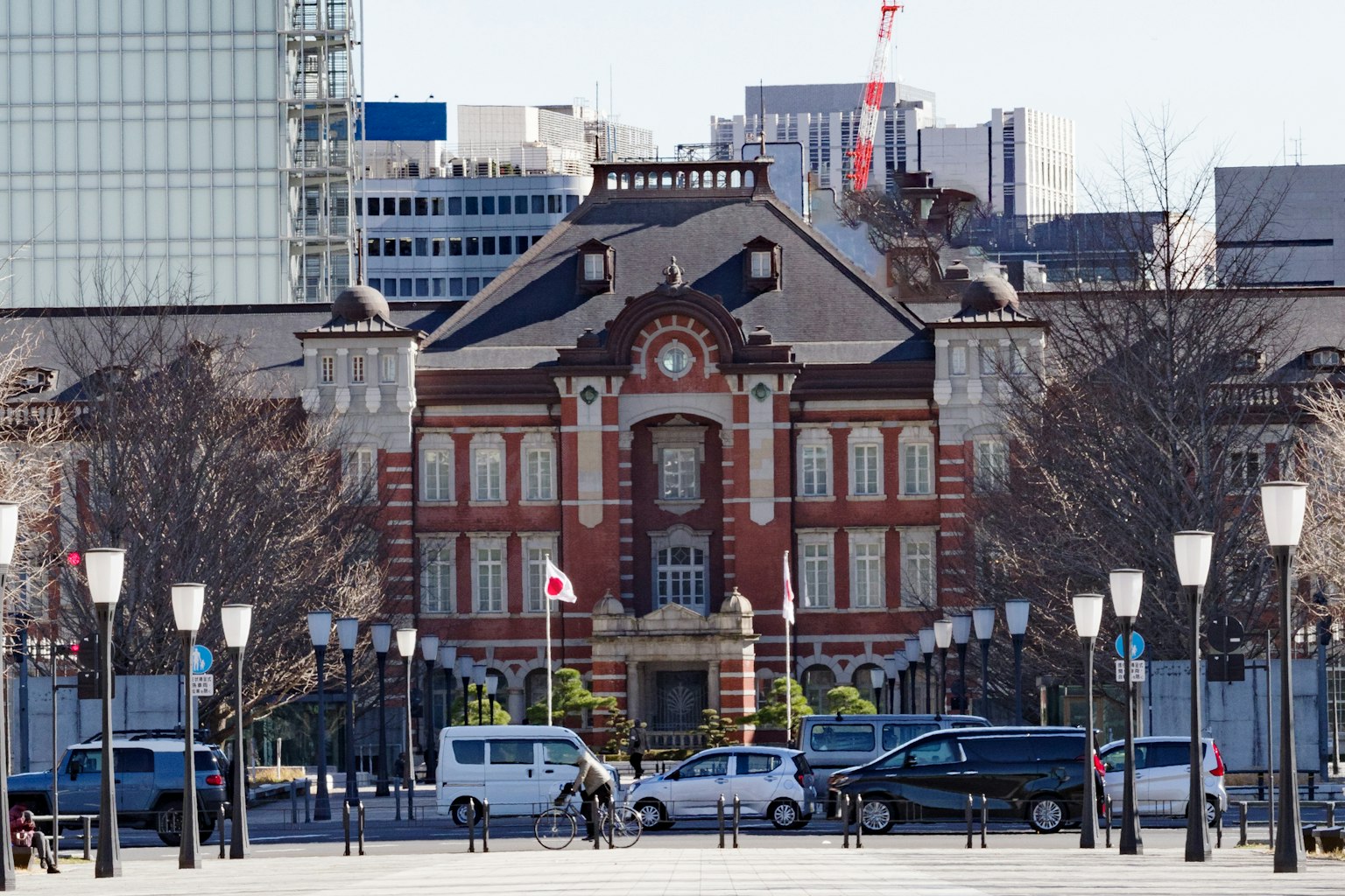 Edificio in mattoni della stazione di Tokyo con grattacieli moderni sullo sfondo