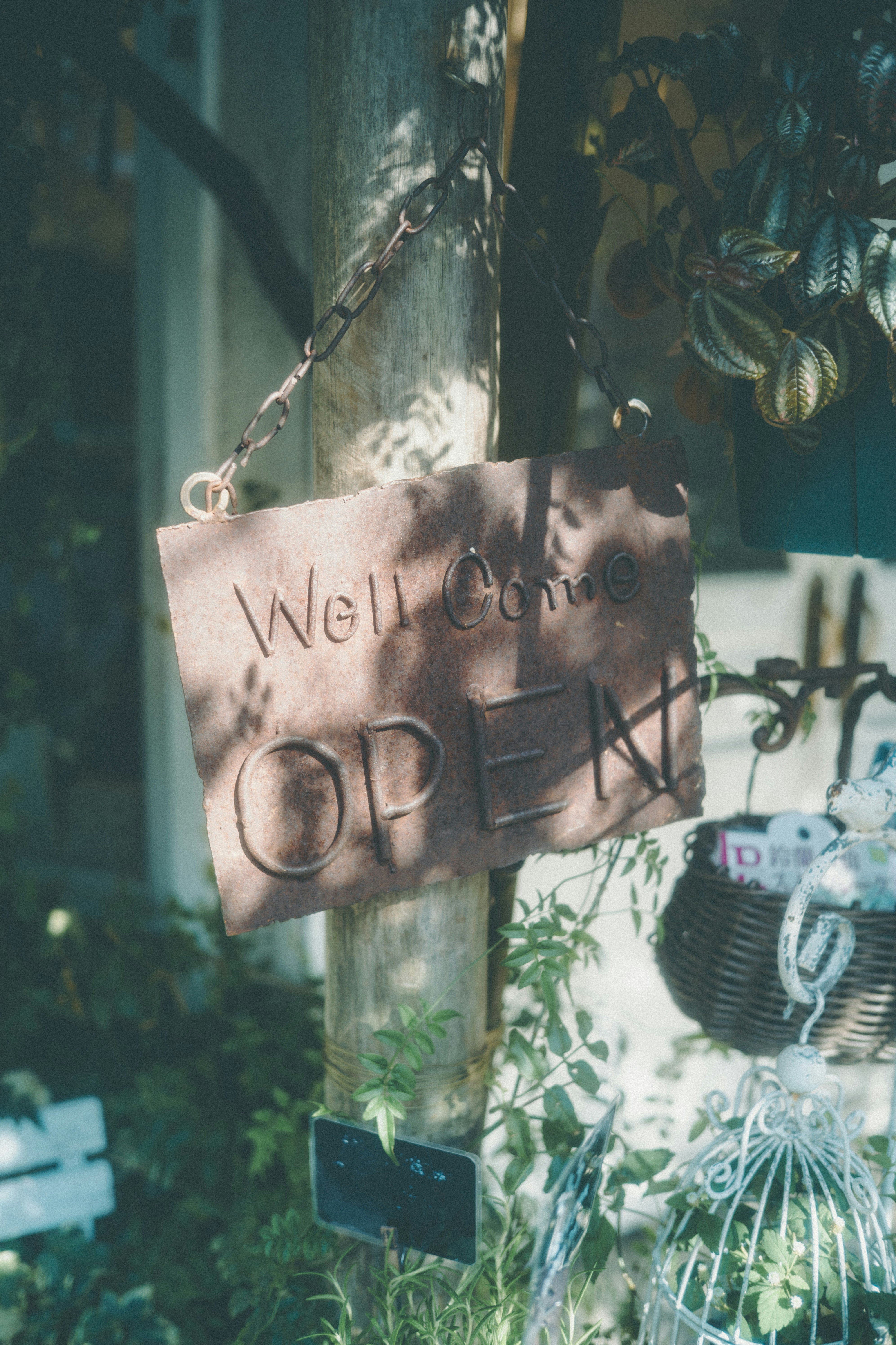 「Welcome Home」と書かれた飾りプレートのある室内のインテリア画像