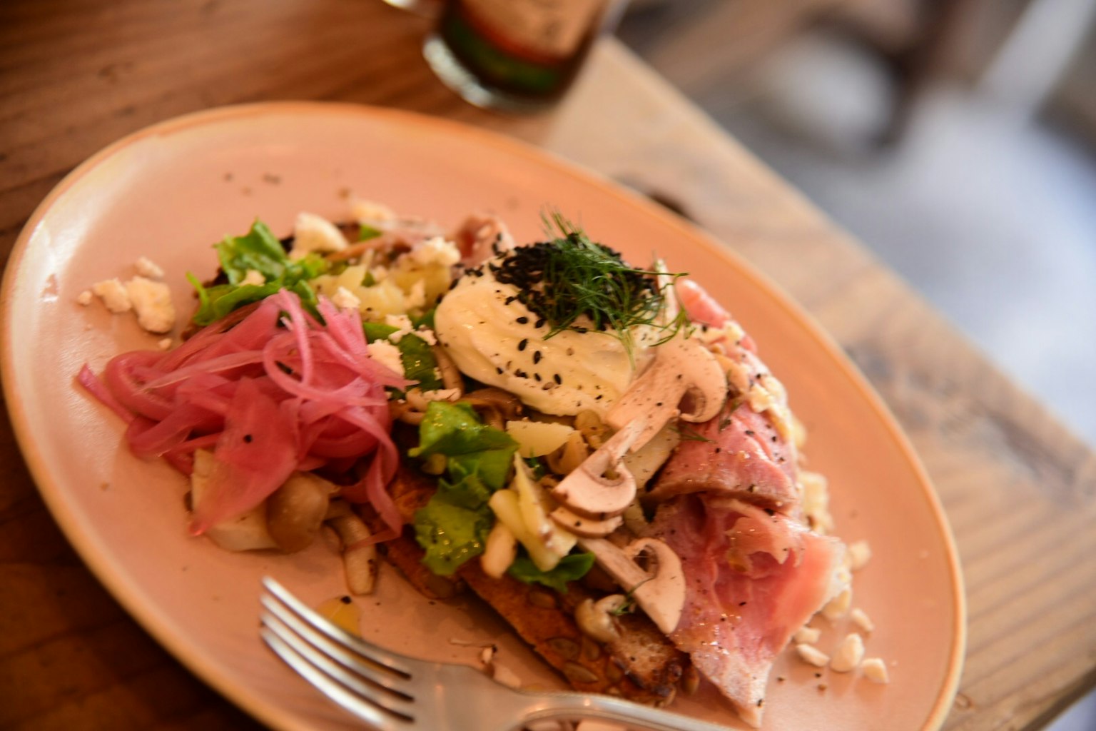 Assiette de pain grillé garni de salade et de jambon
