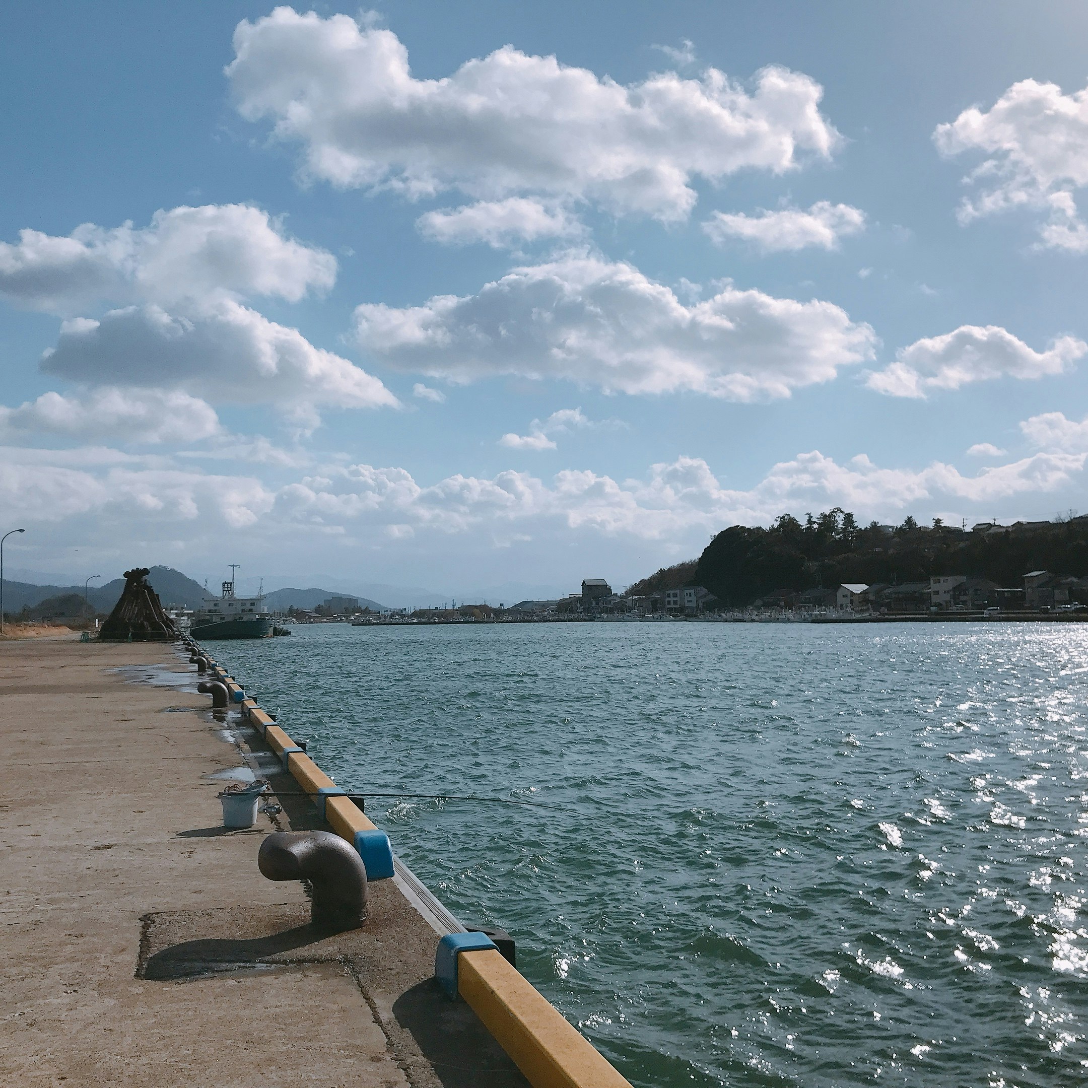 海沿いの遊歩道と波打ち際の景色