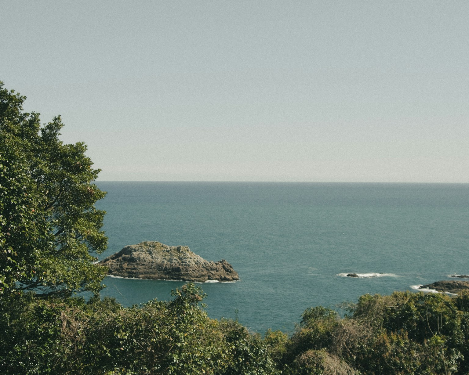 Naturlandschaft mit blauem Meer und Felsen