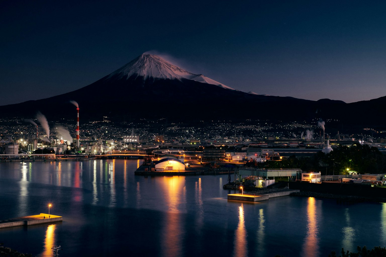 Schöne Nachtansicht des Fuji und des Hafens