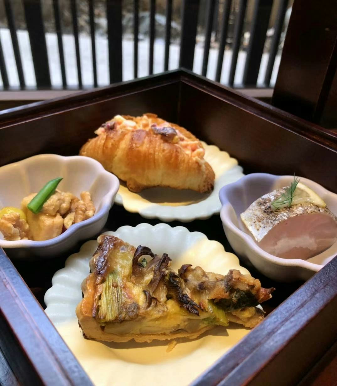 小碟裝的可頌與肉類開胃菜