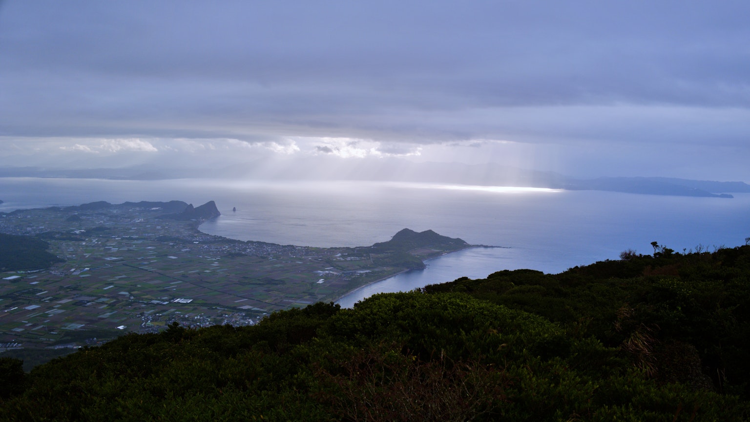 Bella vista costiera con cieli nuvolosi e luce oceanica calma