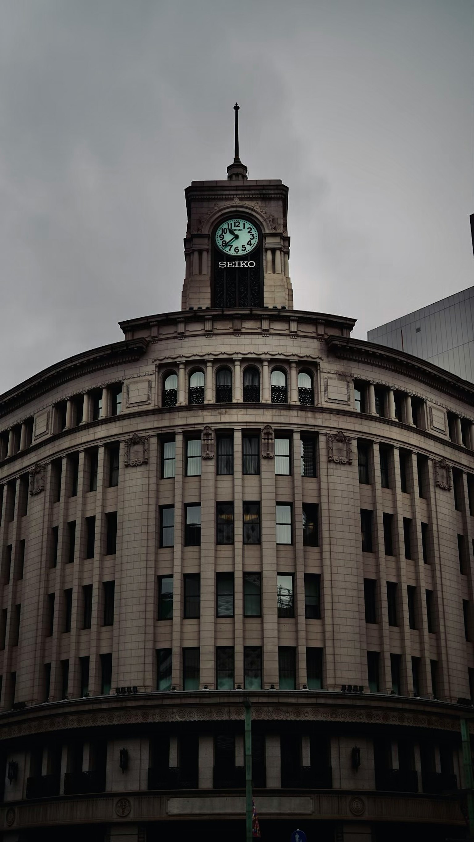 時計塔が特徴的な歴史的な建物の外観