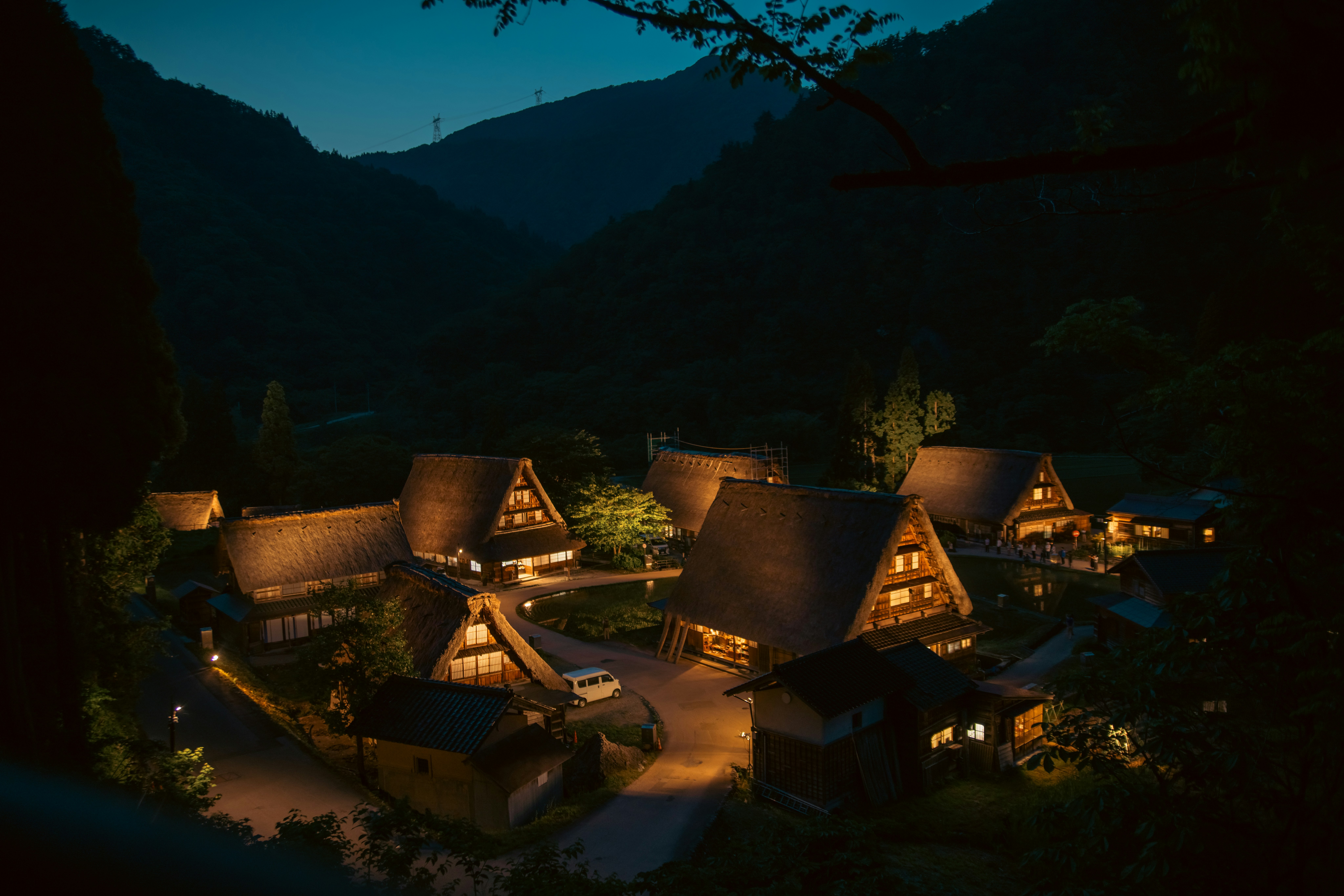 五箇山の合掌造り集落を夜景で望む