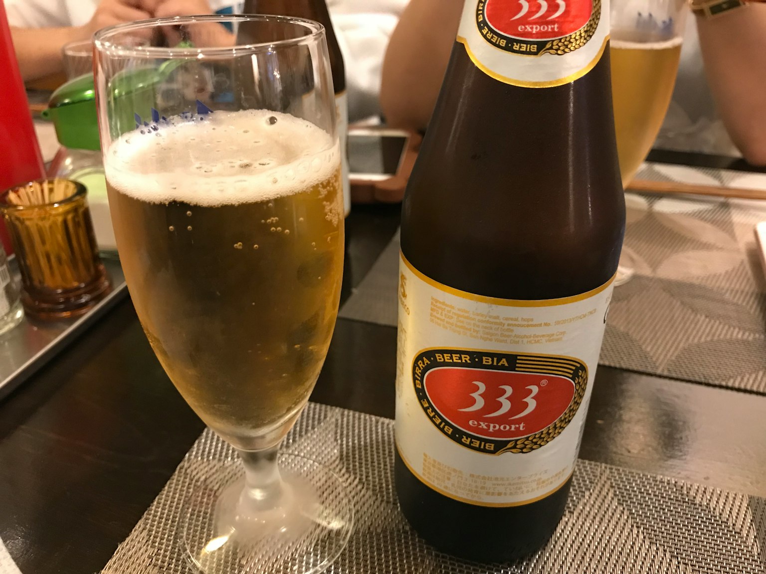 啤酒和酒杯的照片 显示333啤酒标签